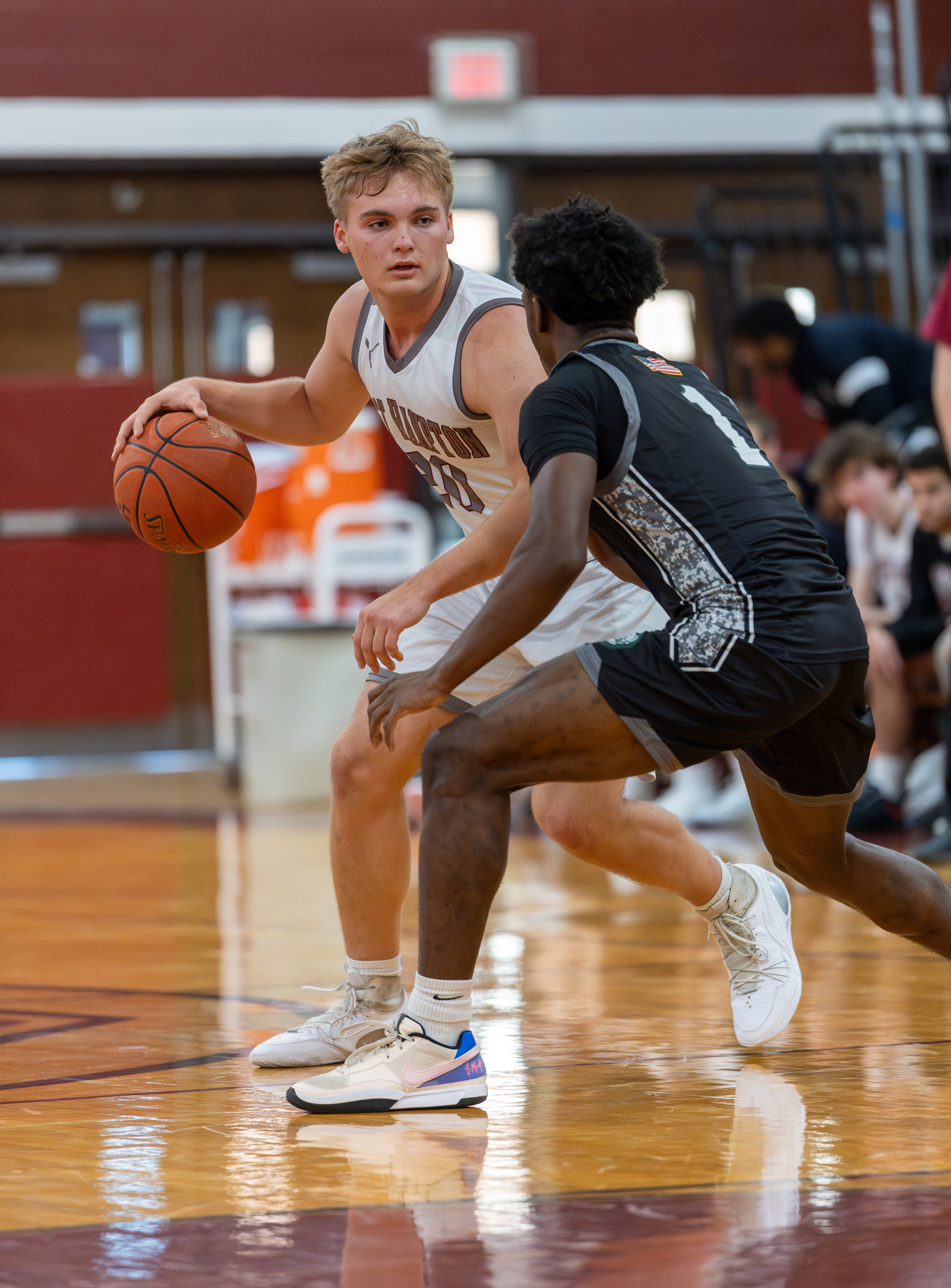 East Hampton senior Carter Dickinson scans the Westhampton Beach defense.   RON ESPOSITO