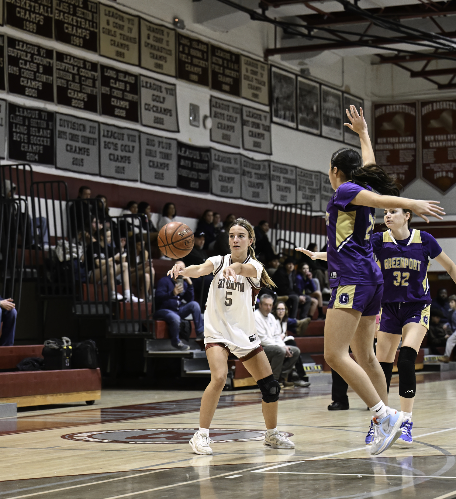 East Hampton junior Olivia Dodge passes out of pressure.   MARIANNE BARNETT