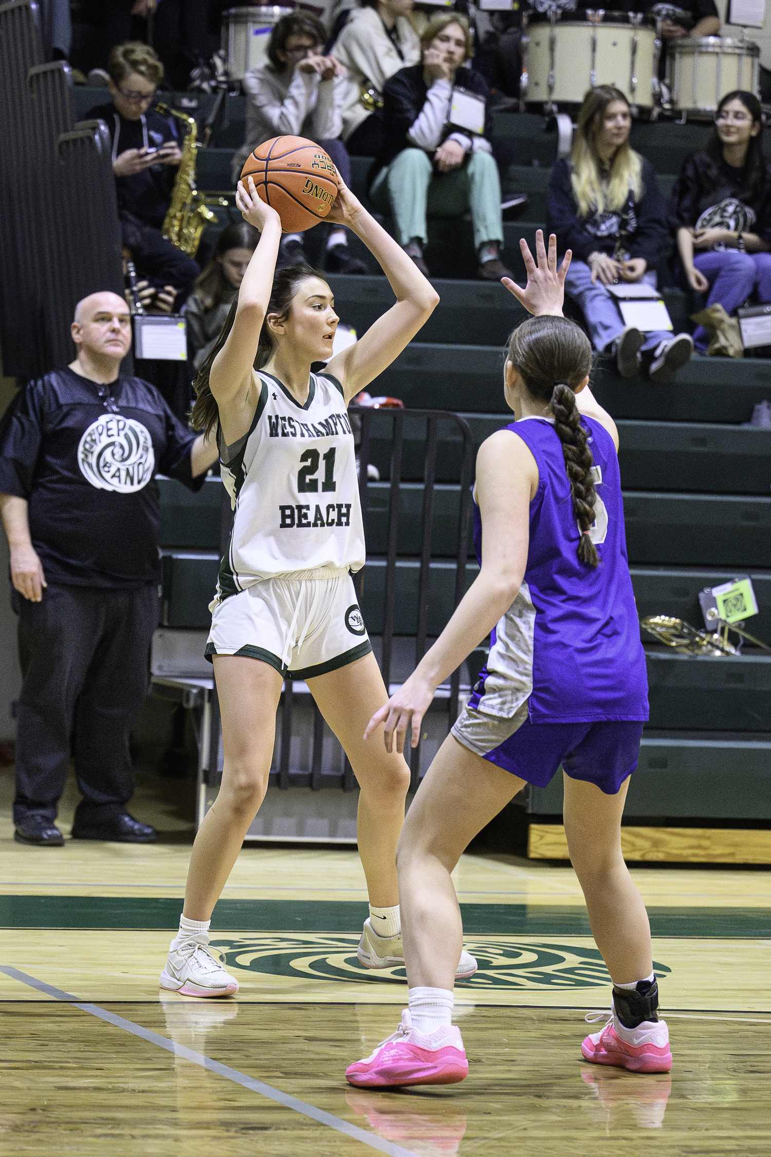 Chloe Blowes looks to pass.   MARIANNE BARNETT