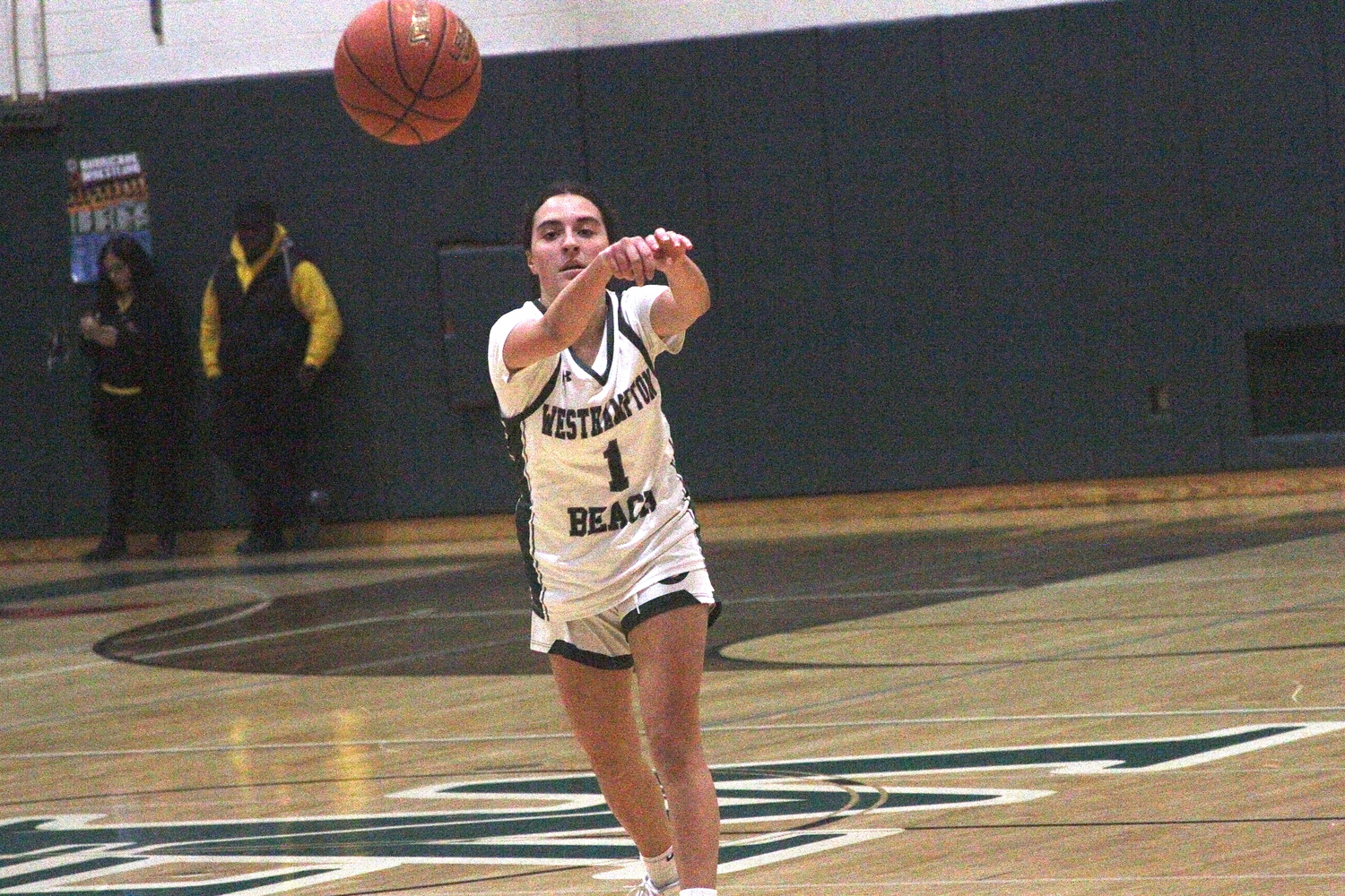 Freshman guard Mia Velez dishes the ball outside. DESIRÉE KEEGAN