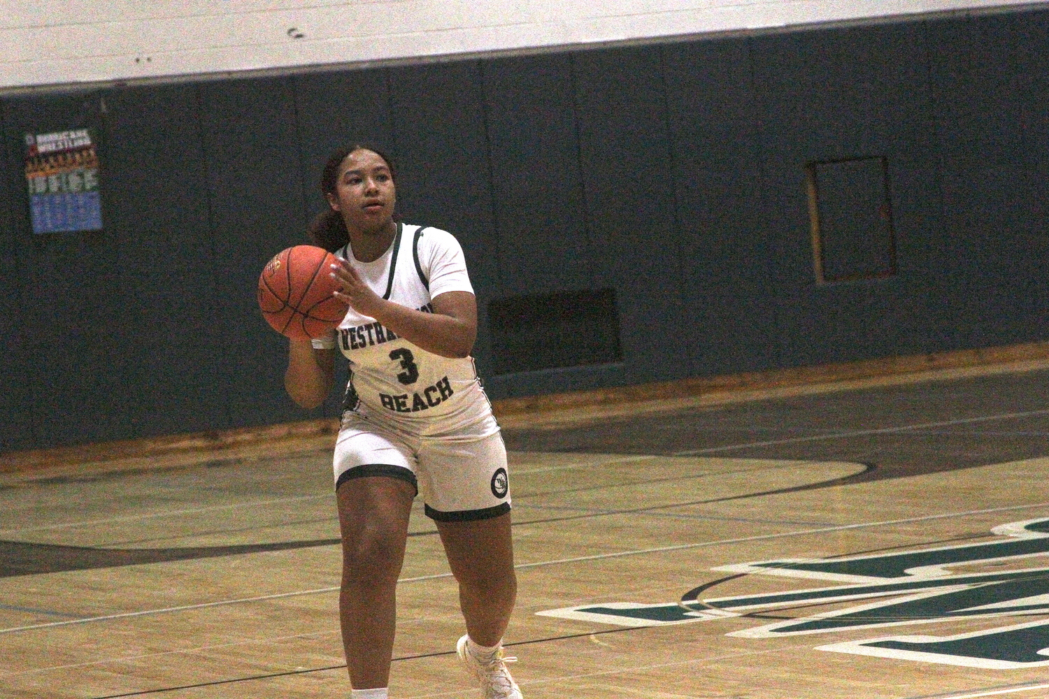 Junior point guard Sandra Clarke makes a pass. DESIRÉE KEEGAN