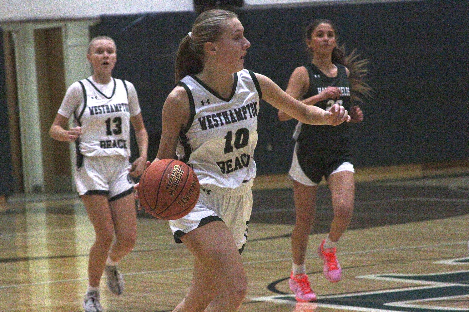 Senior forward Shannon Sweet calls a play as she carries the ball into Harborfields' zone. DESIRÉE KEEGAN