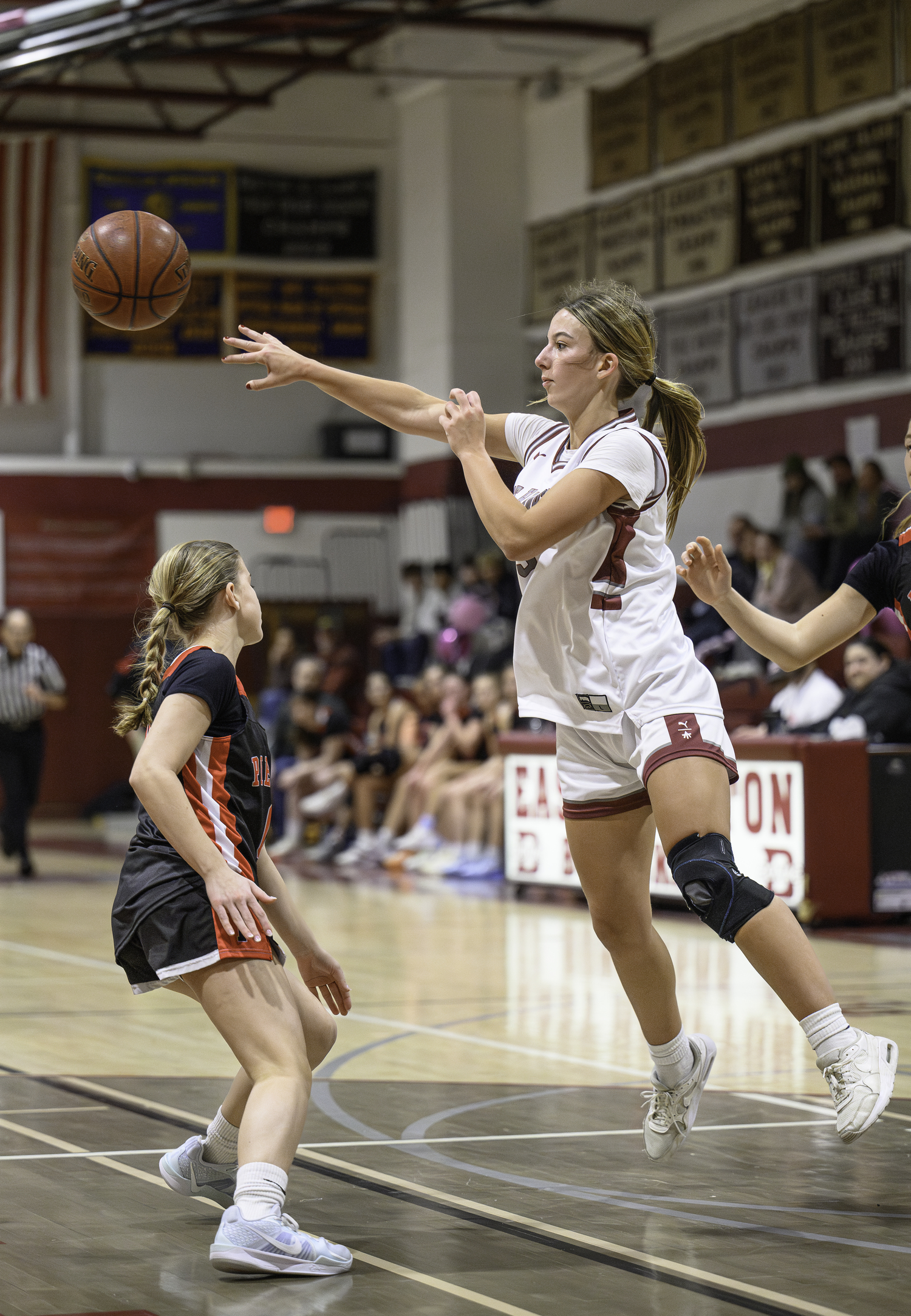 East Hampton junior Olivia Dodge passes the ball.  MARIANNE BARNETT