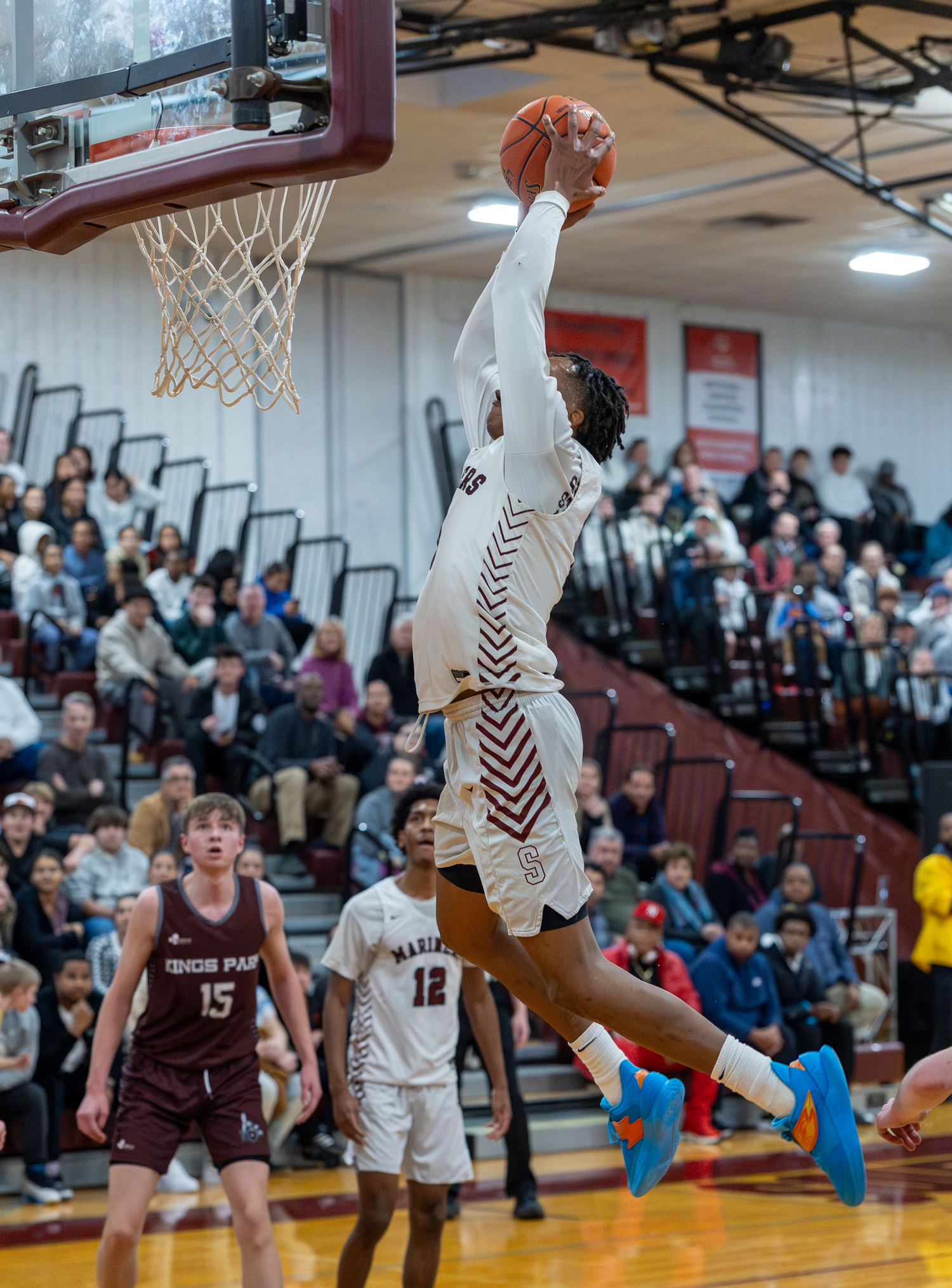 Naevon Williams catches an inbounds pass from Saevion Ward and finishes an alley-oop.  RON ESPOSITO/SOUTHAMPTON SCHOOL DISTRICT