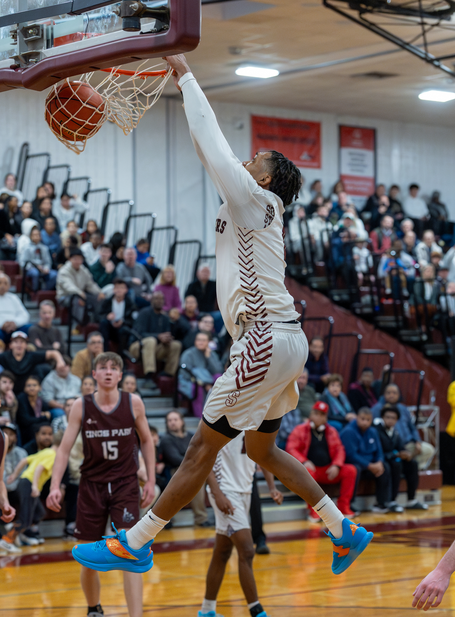 Naevon Williams catches an inbounds pass from Saevion Ward and finishes an alley-oop.  RON ESPOSITO/SOUTHAMPTON SCHOOL DISTRICT