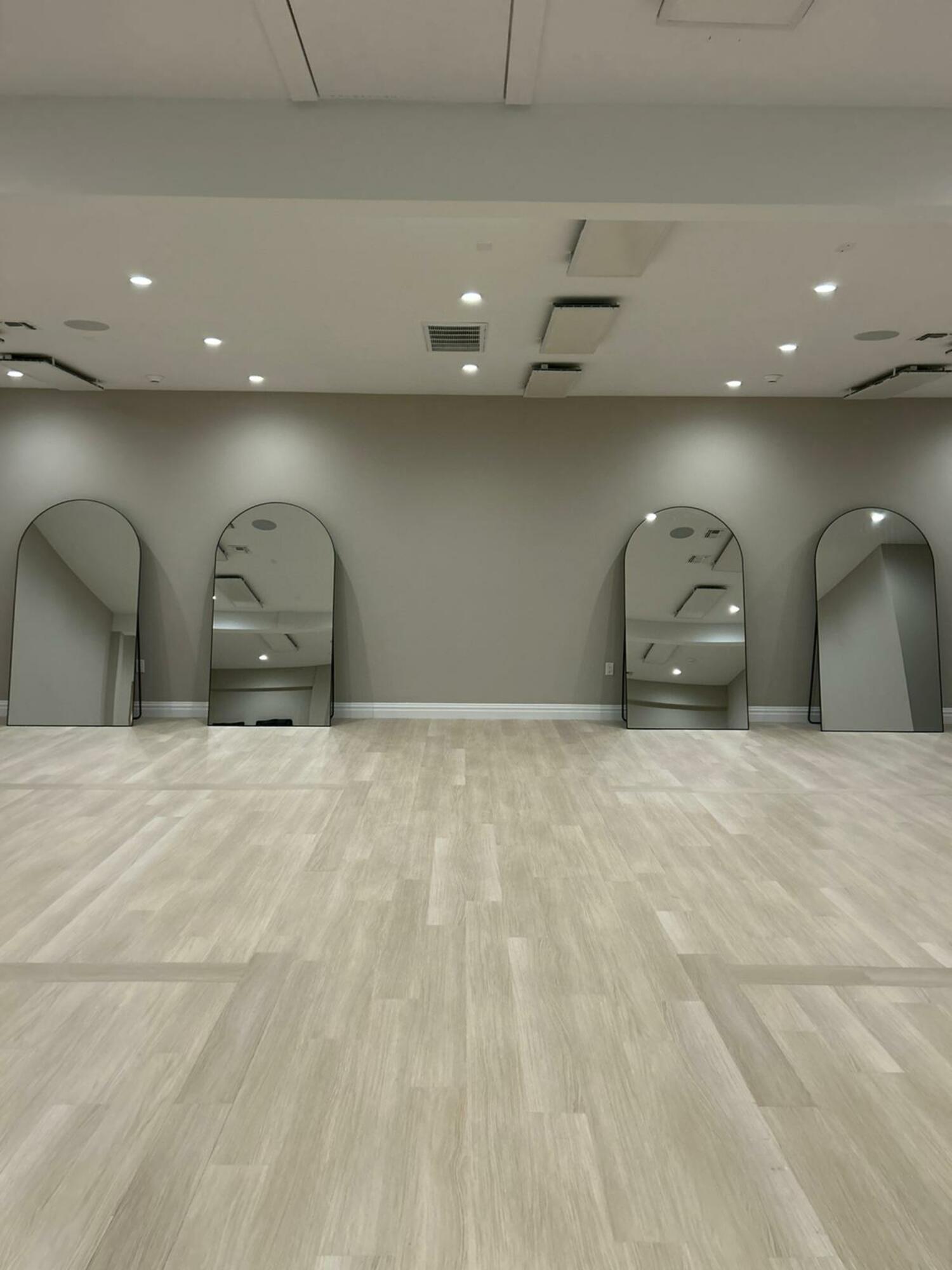 A 1,000-square-foot studio will host a calendar of wellness classes, including heated and non-heated sessions in yoga, pilates, functional strength, sculpt/tone, and dance workouts. Signature
offerings include WAVE Length Recovery stretch classes and SoundWAVE, a weekly sound bath designed for deep relaxation and mental clarity. COURTESY WAVE WELLNESS