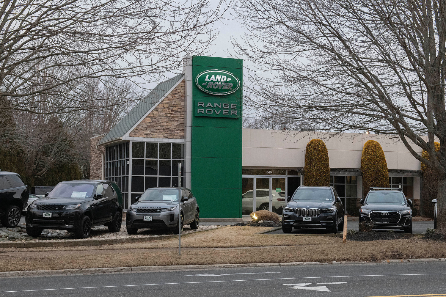 An SUV that disappeared after leaving Land Rover Southampton led police to evidence of a complex confidence scam that appears to have led to the theft of several vehicles from various dealerships. DOUK KUNTZ