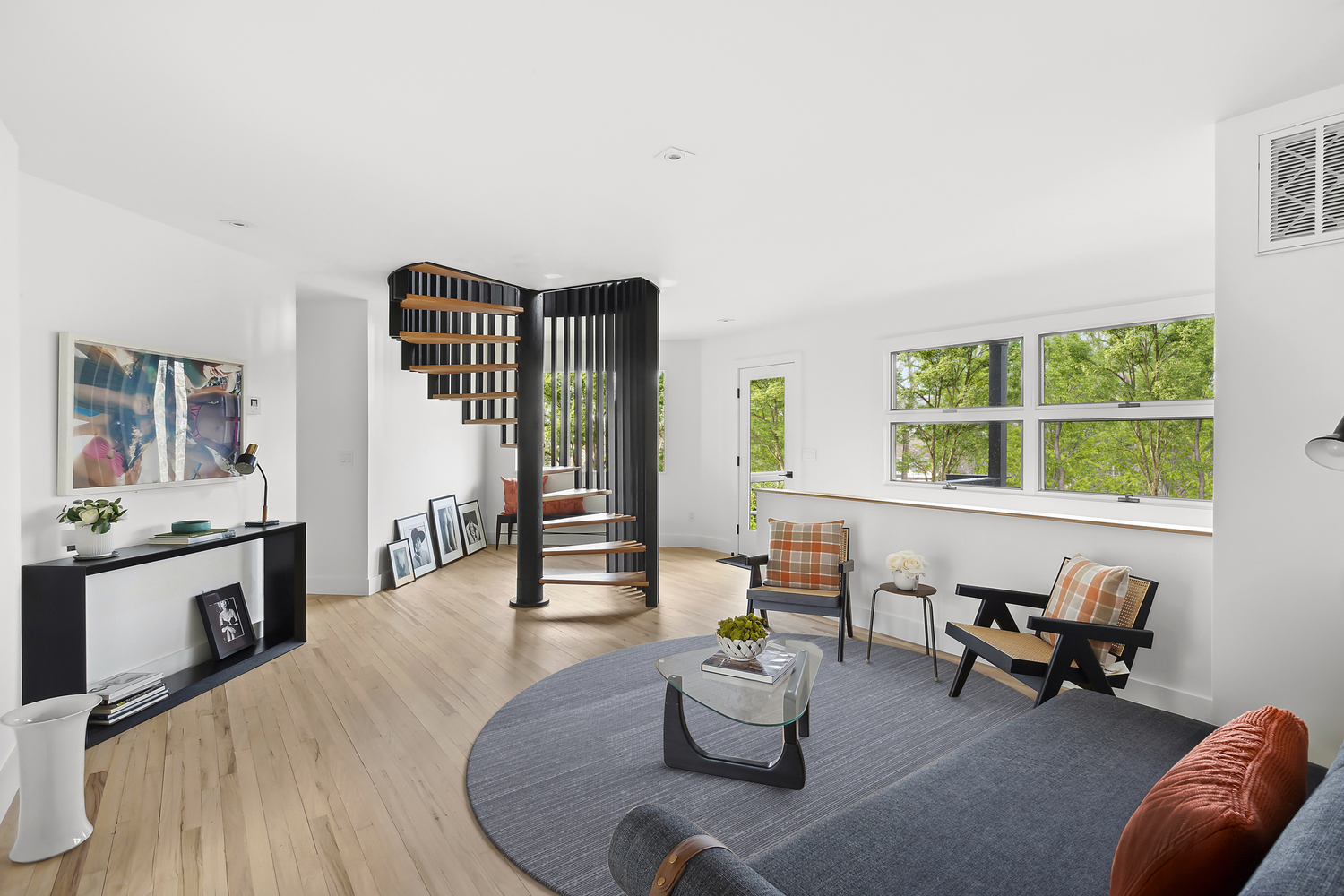 On masthead Lane in East Hampton, Butterfly House uses the butterfly roof design created by pioneering modern architect Le Corbusier.  RISE MEDIA