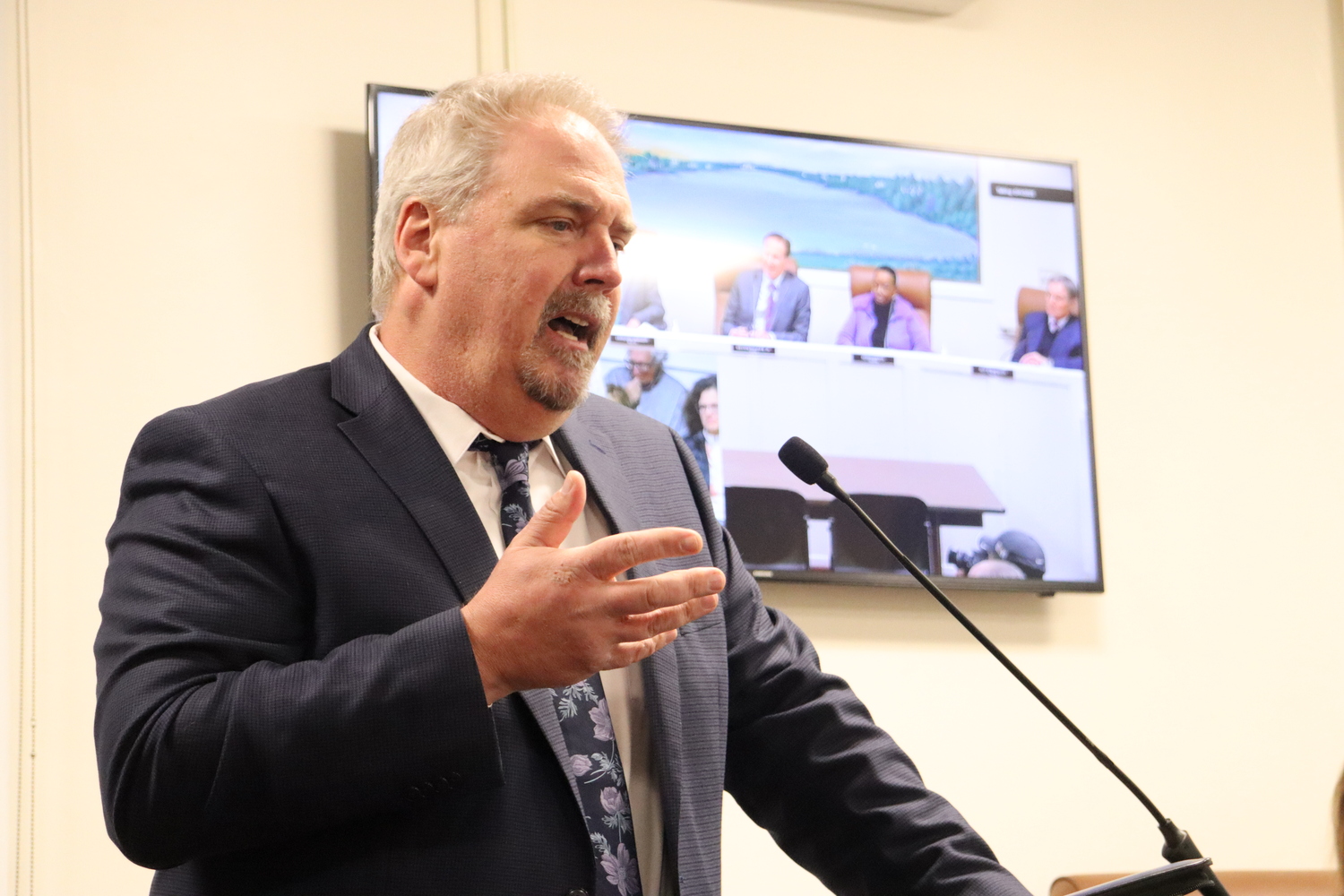 Pat Lenahan, Director of Transportation for VHB, speaks about cut-through traffic issues in Southampton Village. CAILIN RILEY