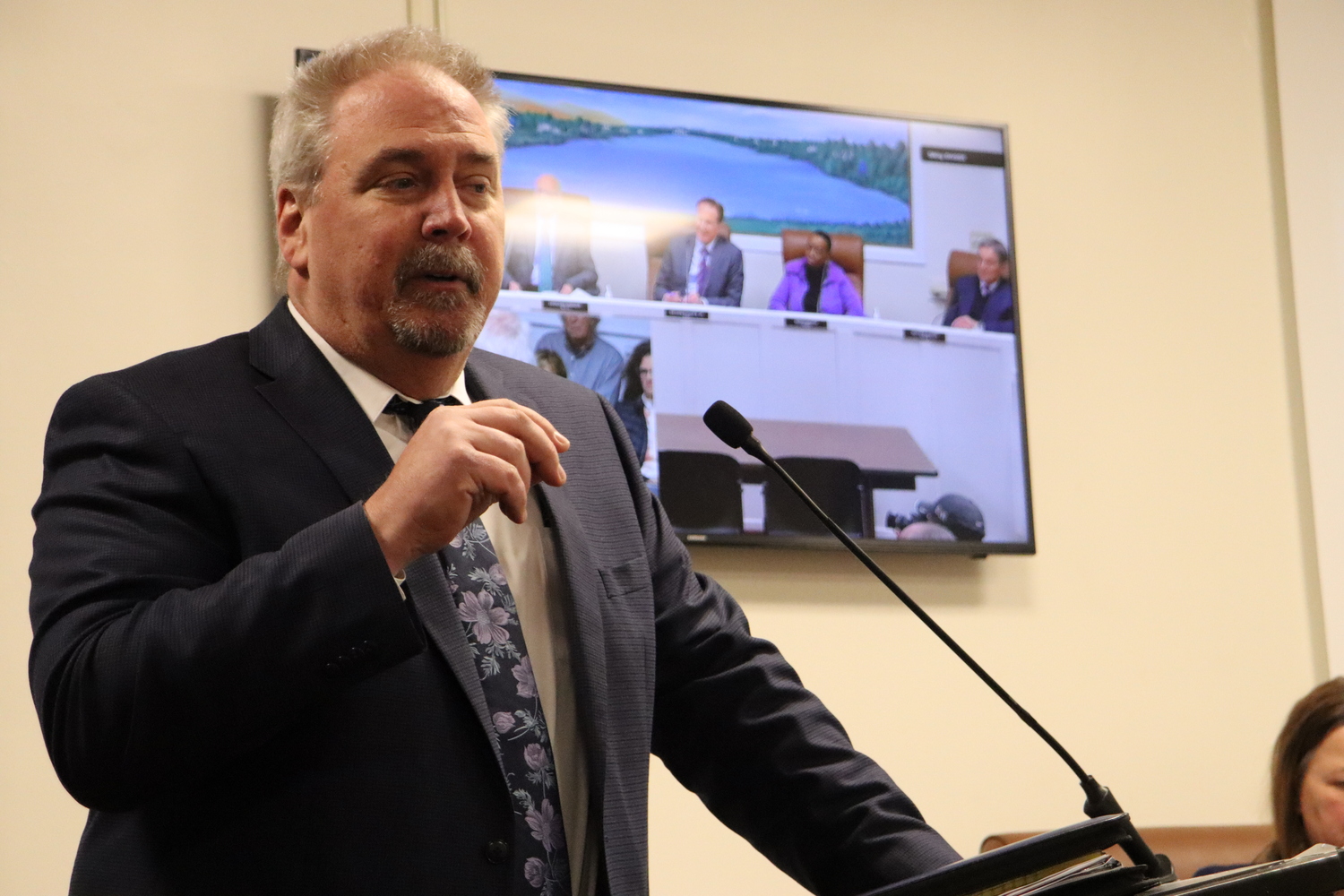 Pat Lenahan, Director of Transportation for VHB, speaks about cut-through traffic issues in Southampton Village. CAILIN RILEY