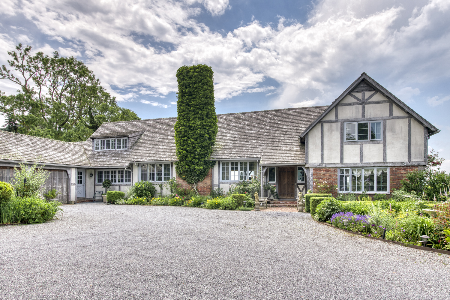 12 Further Lane in East Hampton sold in an off-market transaction.  COURTESY DOUGLAS ELLIMAN