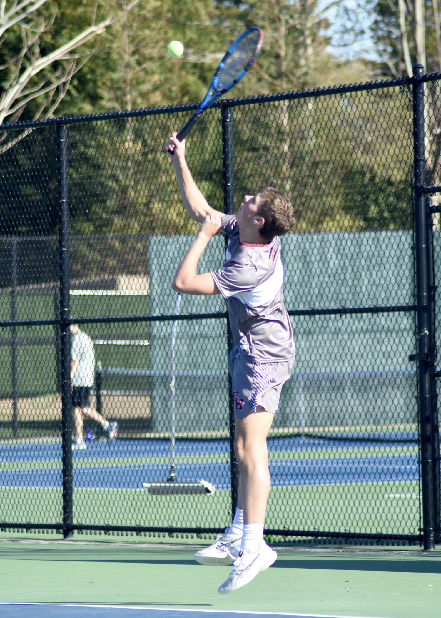 Sophomore Griffin Beckmann serves. DESIRÉE KEEGAN