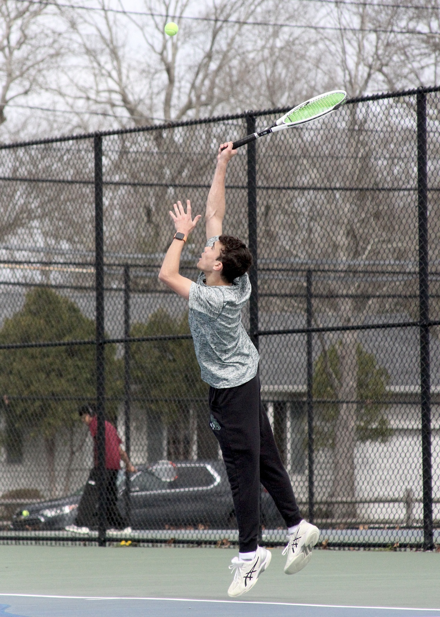 Sophomore Brett Geller serves. DESIRÉE KEEGAN