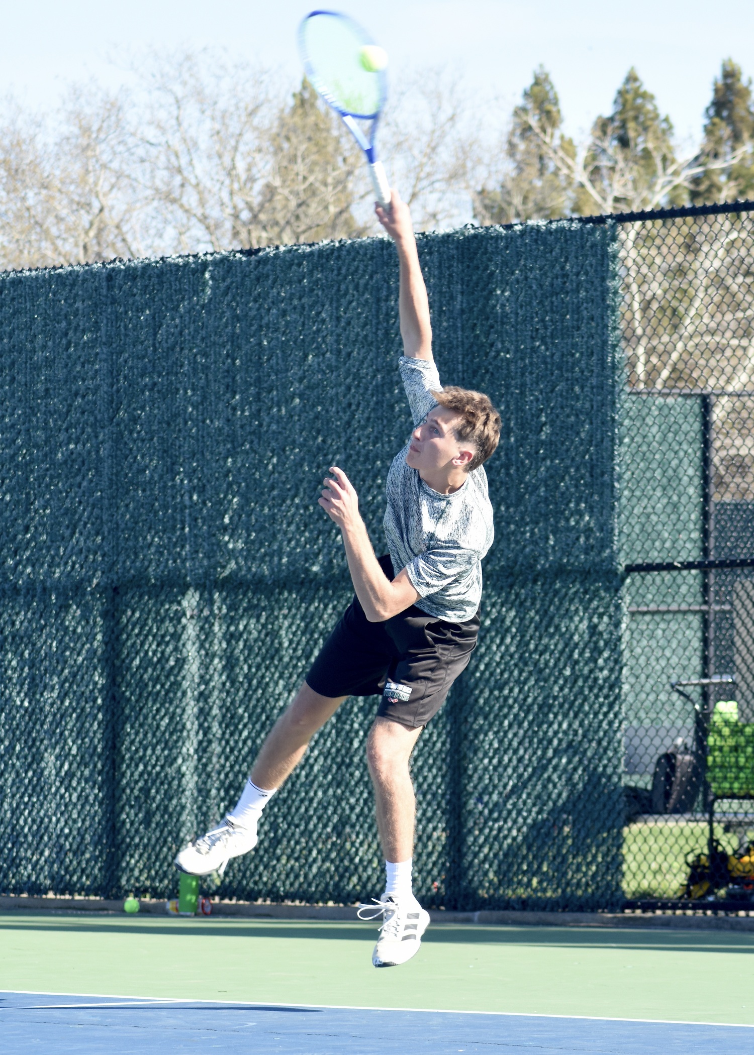 Junior Bryce Groth serves. DESIRÉE KEEGAN