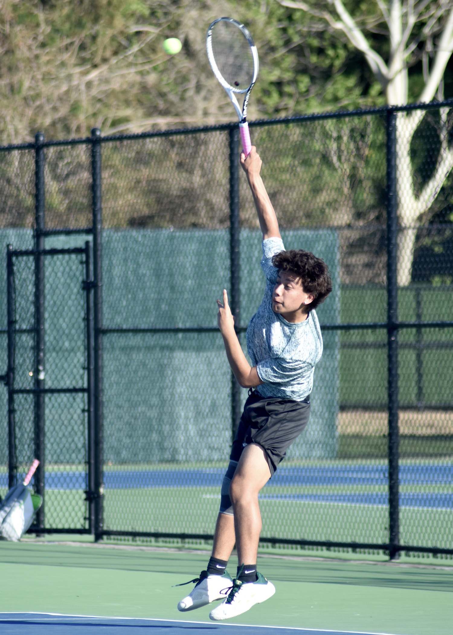 Sophomore Manny Gomez serves. DESIRÉE KEEGAN
