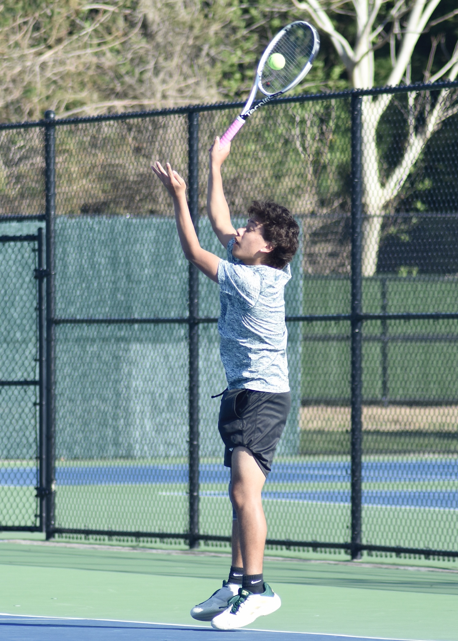 Sophomore Manny Gomez serves. DESIRÉE KEEGAN