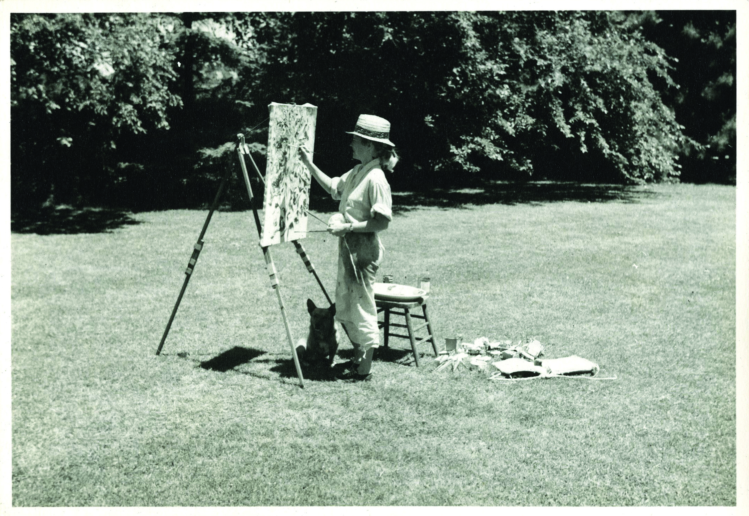Mary Abbott painting in Southampton, New York, c. 1950–55, photo by Tom Clyde © The Estate of Mary Abbott