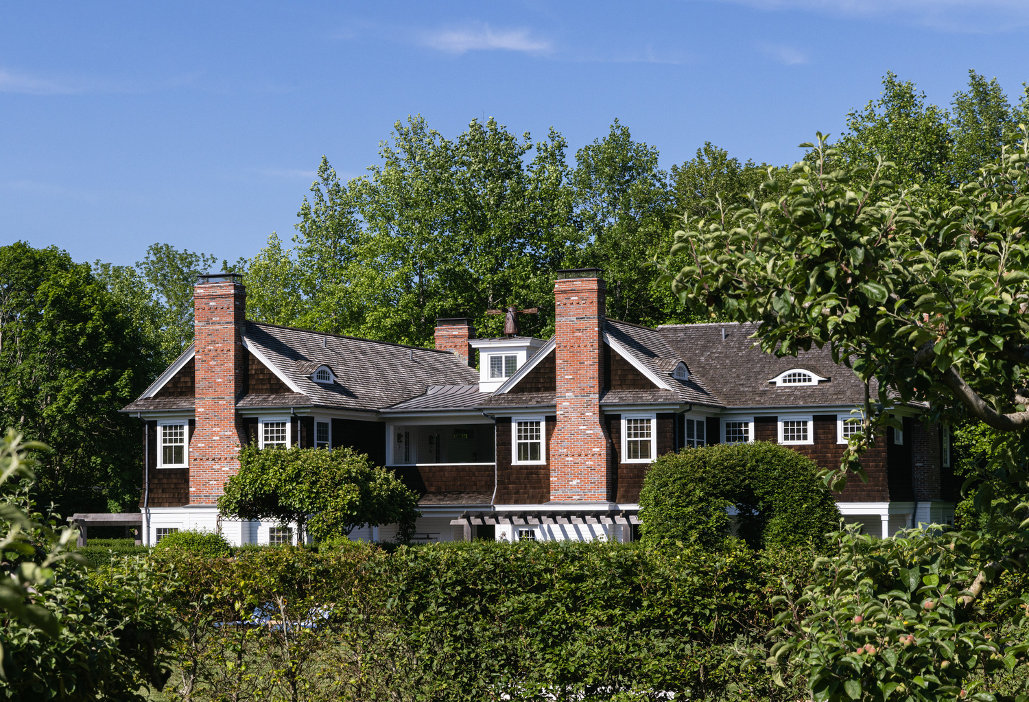 The Reform Club in Amagansett, a boutique hotel, offers privacy and relaxation to its guests, as well as many services like in-room dining and fitness classes on its expansive outdoor premises. THOMAS JOHN PHOTOGRAPHY