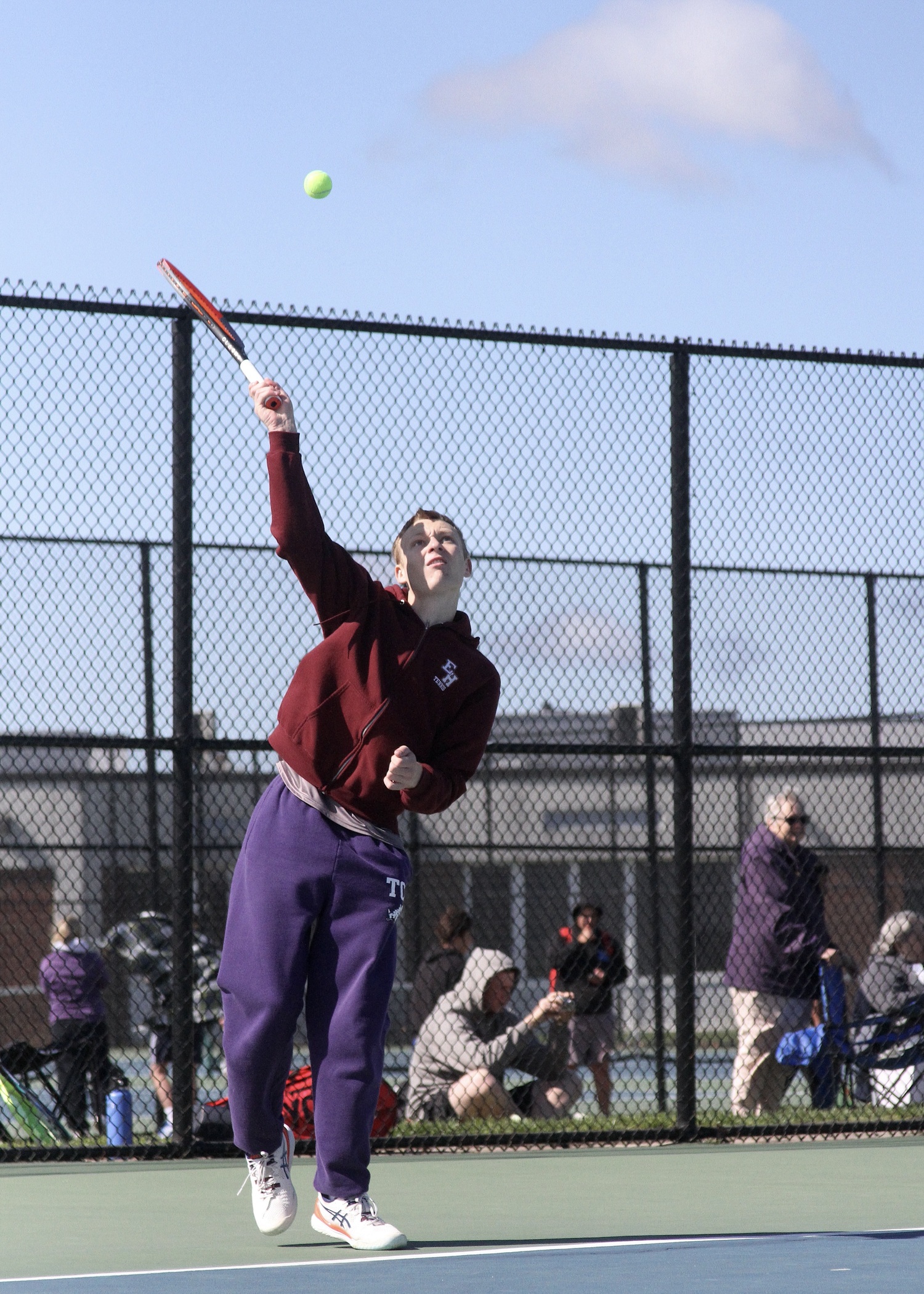 Senior Kiefer Mitchell serves. DESIRÉE KEEGAN