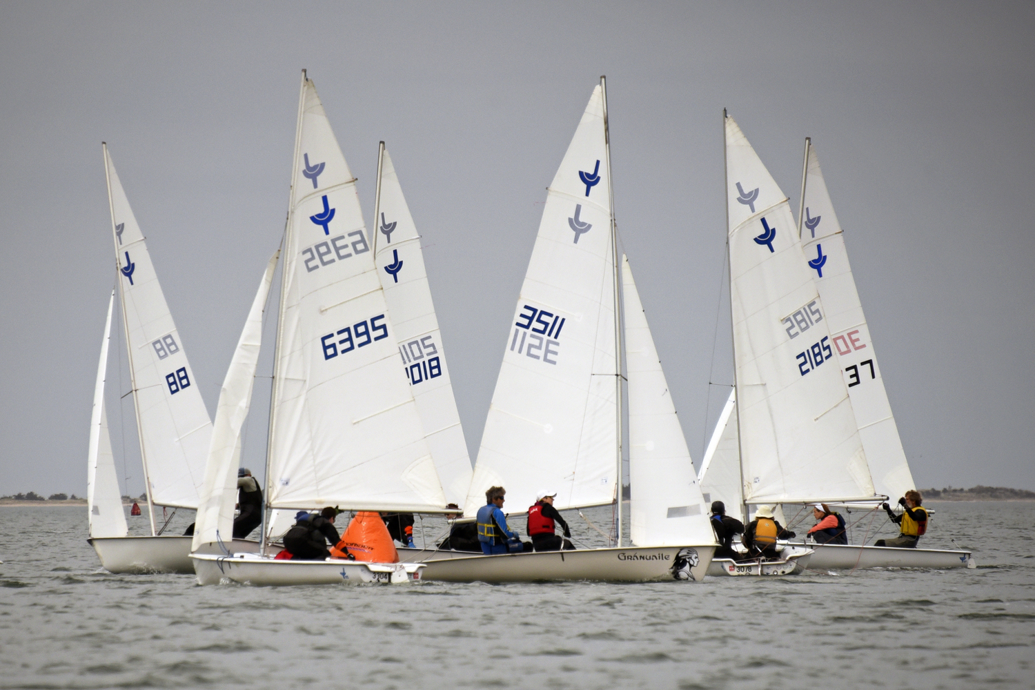 Another close-quarters mark rounding, overall winner #3511 smack in the middle. MICHAEL MELLA