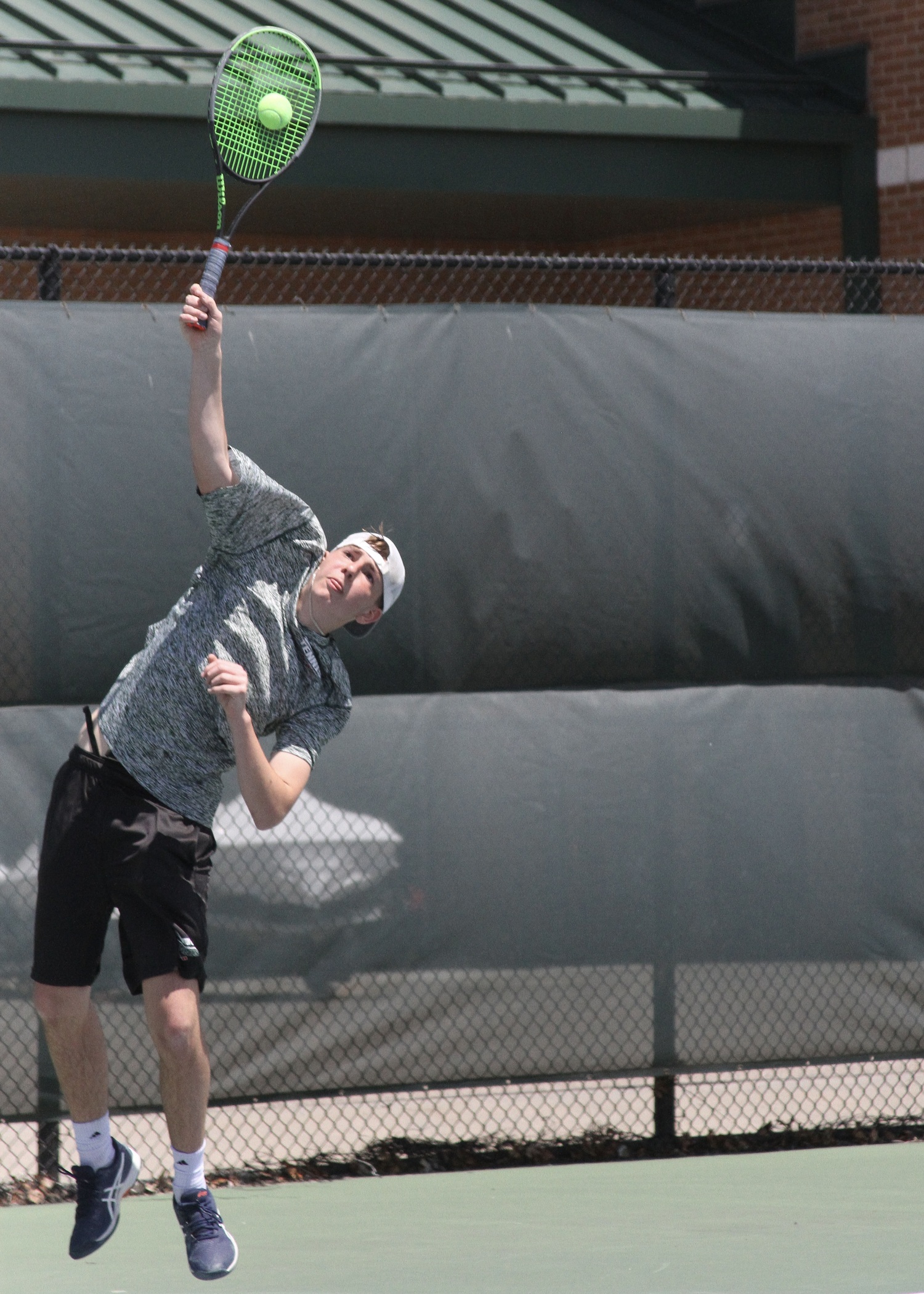 Sophomore David Meyers serves. DESIRÉE KEEGAN
