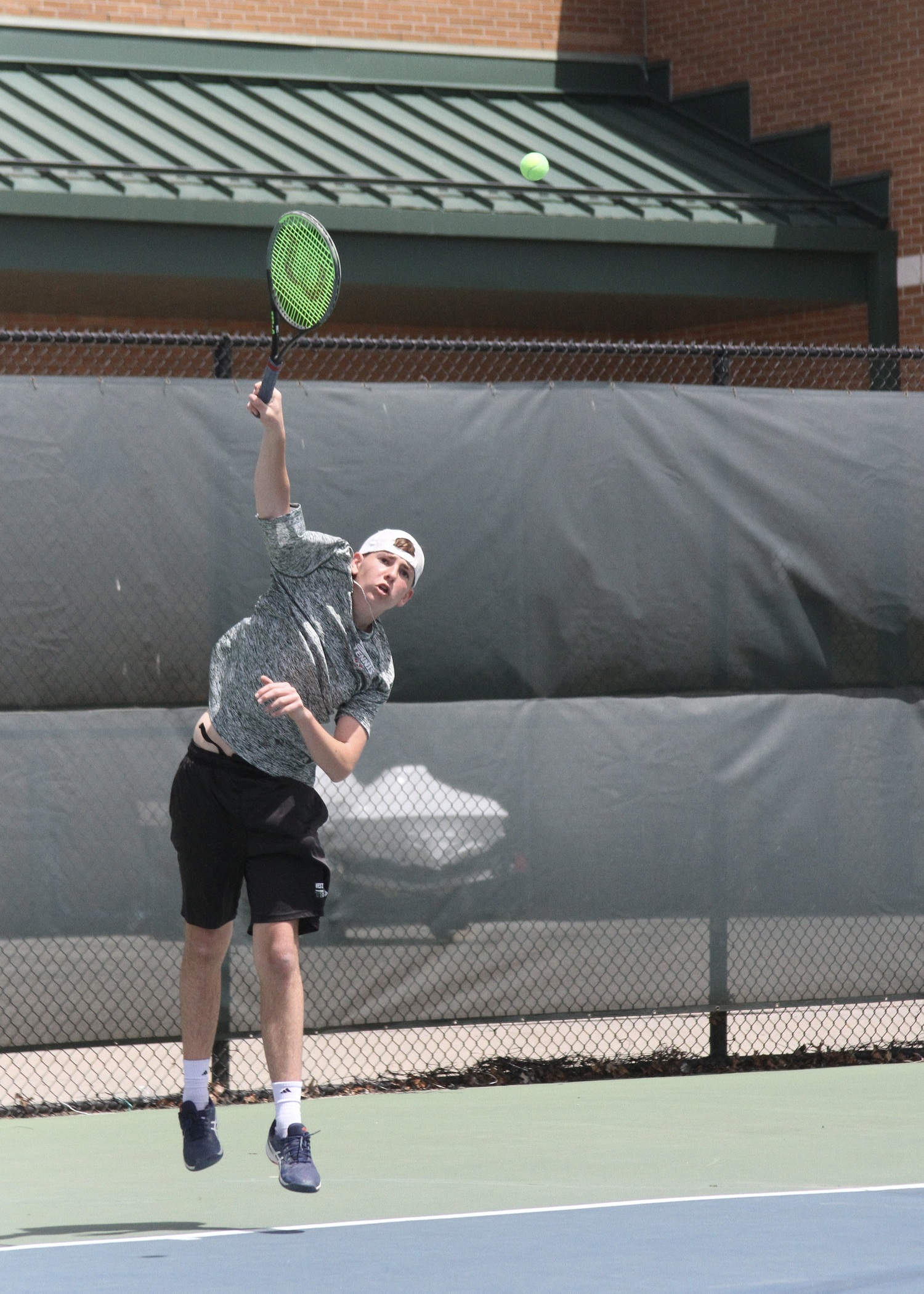 Sophomore David Meyers serves. DESIRÉE KEEGAN