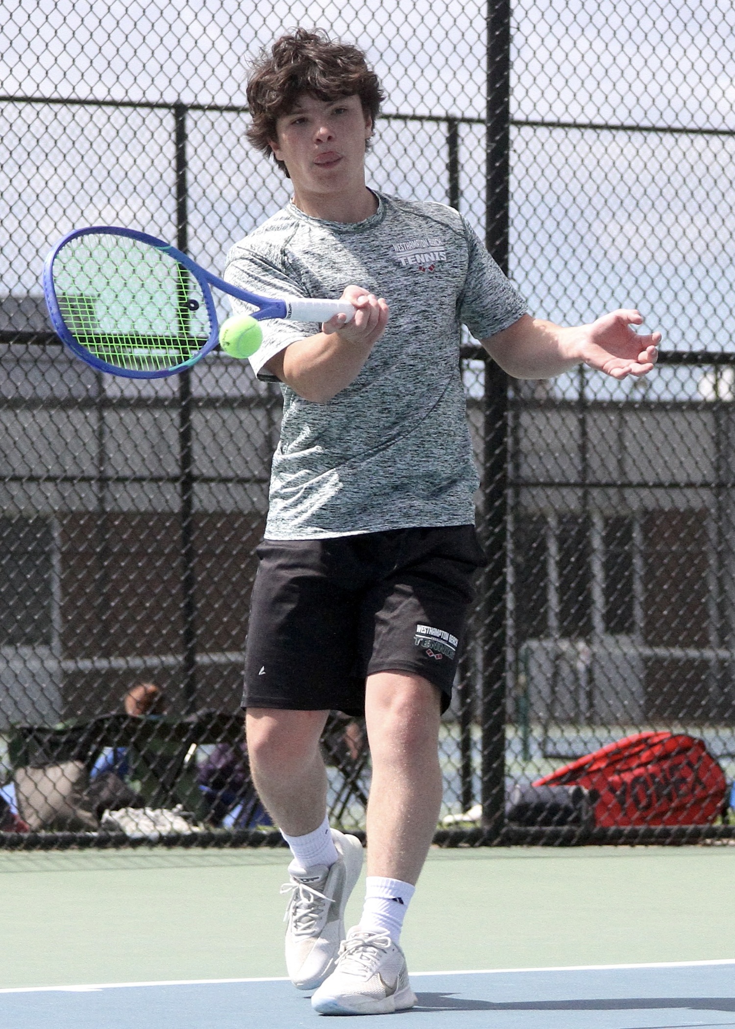 Freshman Ian Besser returns the ball. DESIRÉE KEEGAN