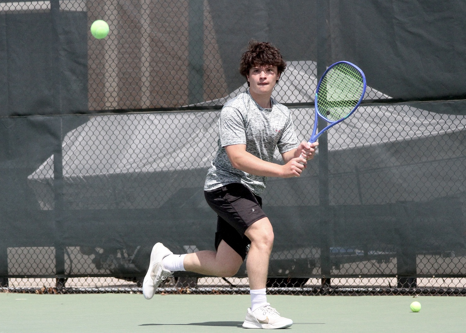 Freshman Ian Besser rallies. DESIRÉE KEEGAN