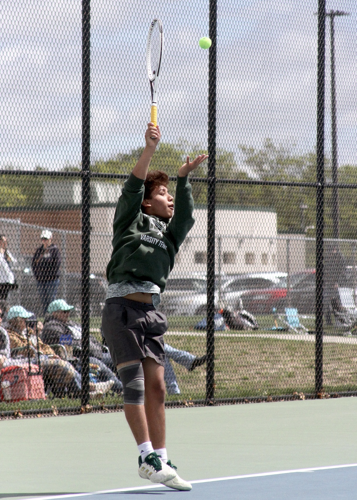 Sophomore Manny Gomez serves. DESIRÉE KEEGAN