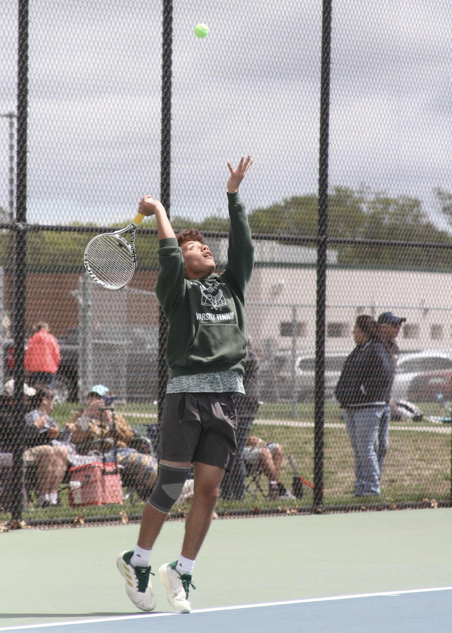 Sophomore Manny Gomez serves. DESIRÉE KEEGAN
