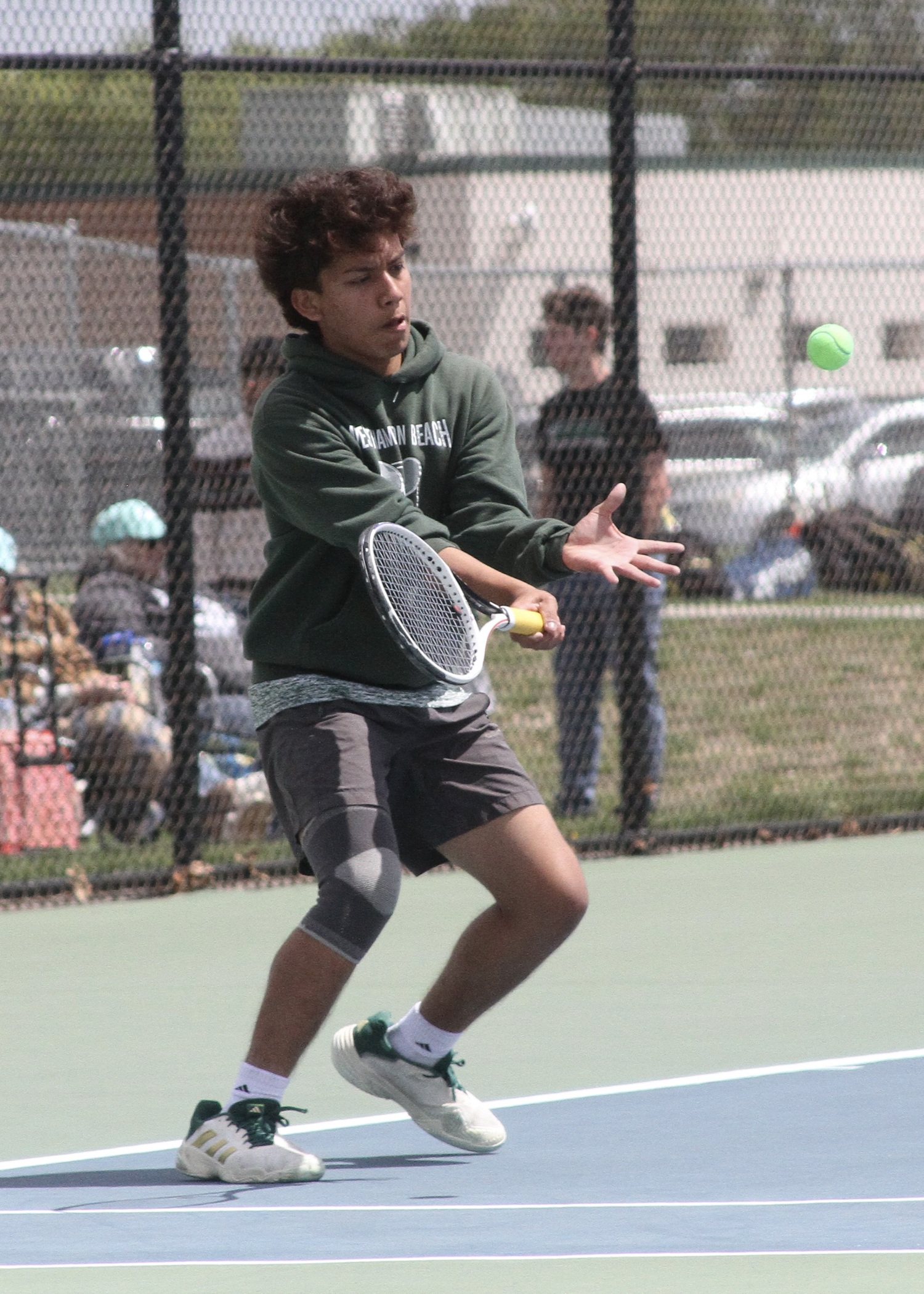 Sophomore Manny Gomez returns a serve. DESIRÉE KEEGAN