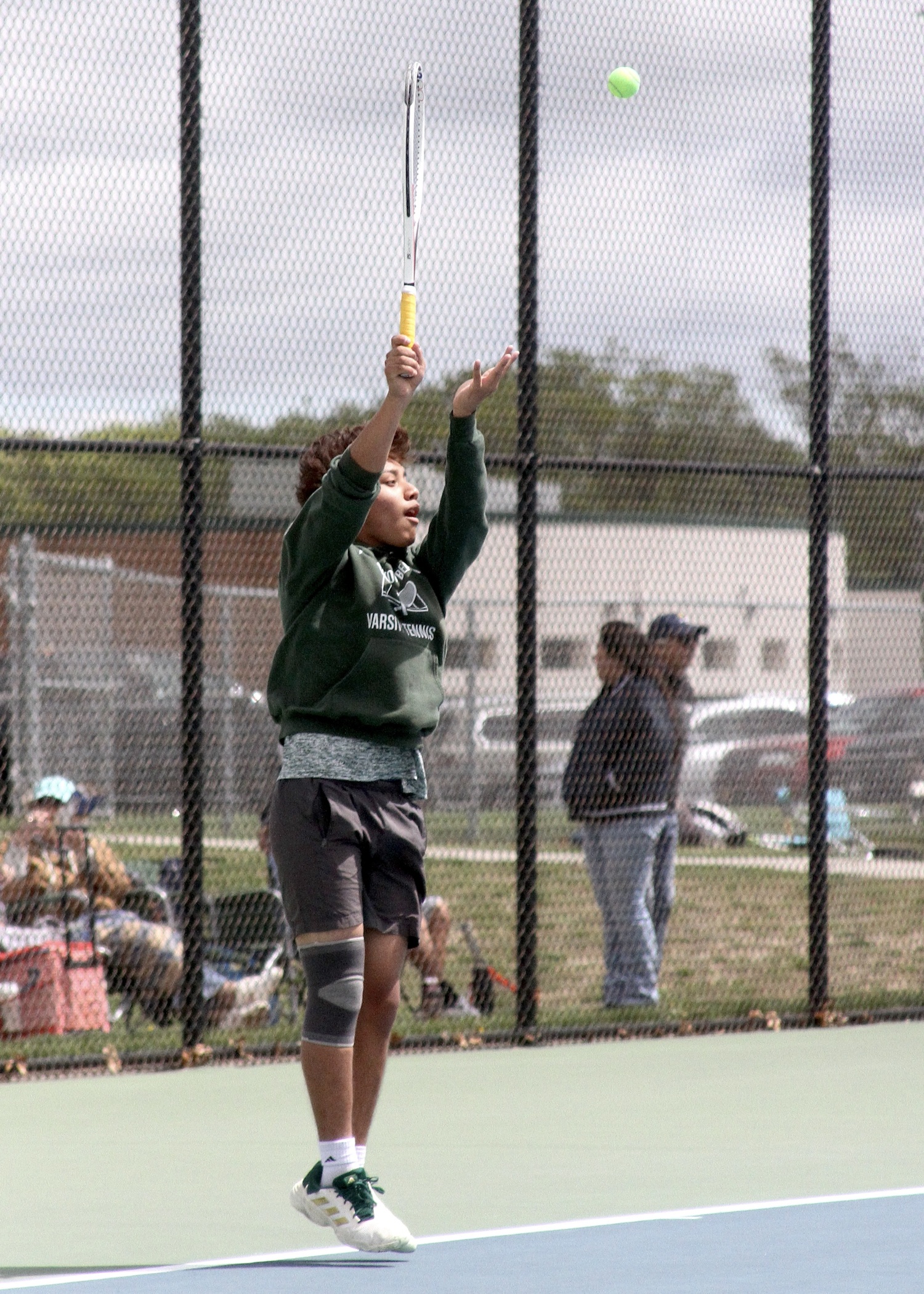 Sophomore Manny Gomez serves. DESIRÉE KEEGAN