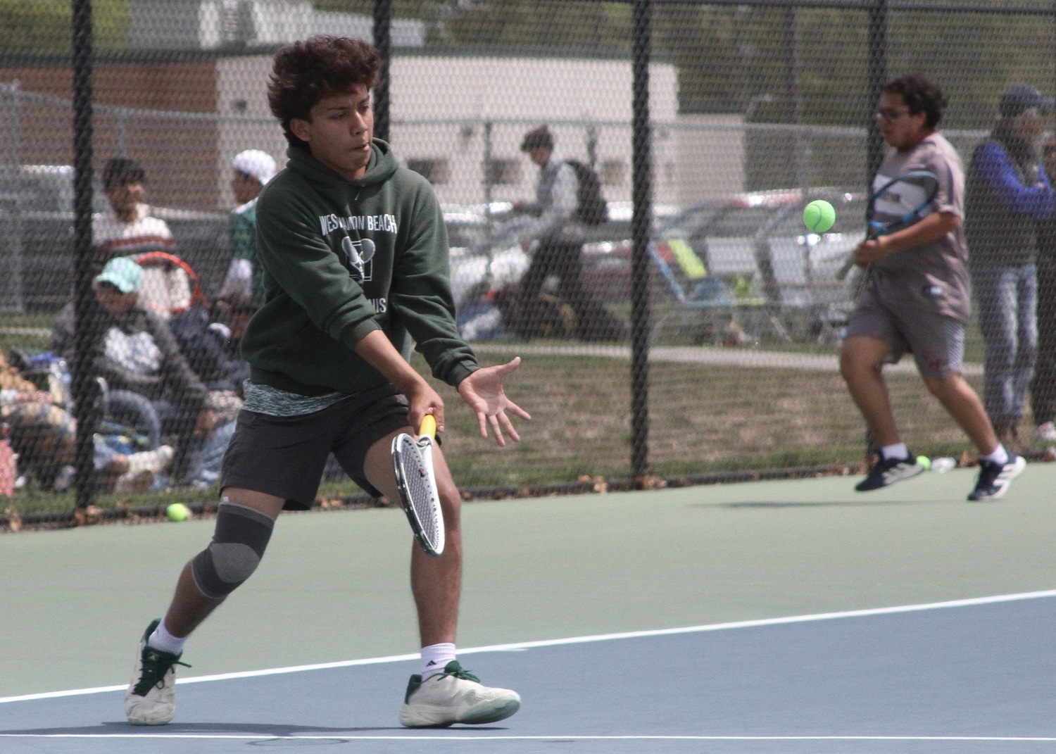 Sophomore Manny Gomez returns a serve. DESIRÉE KEEGAN