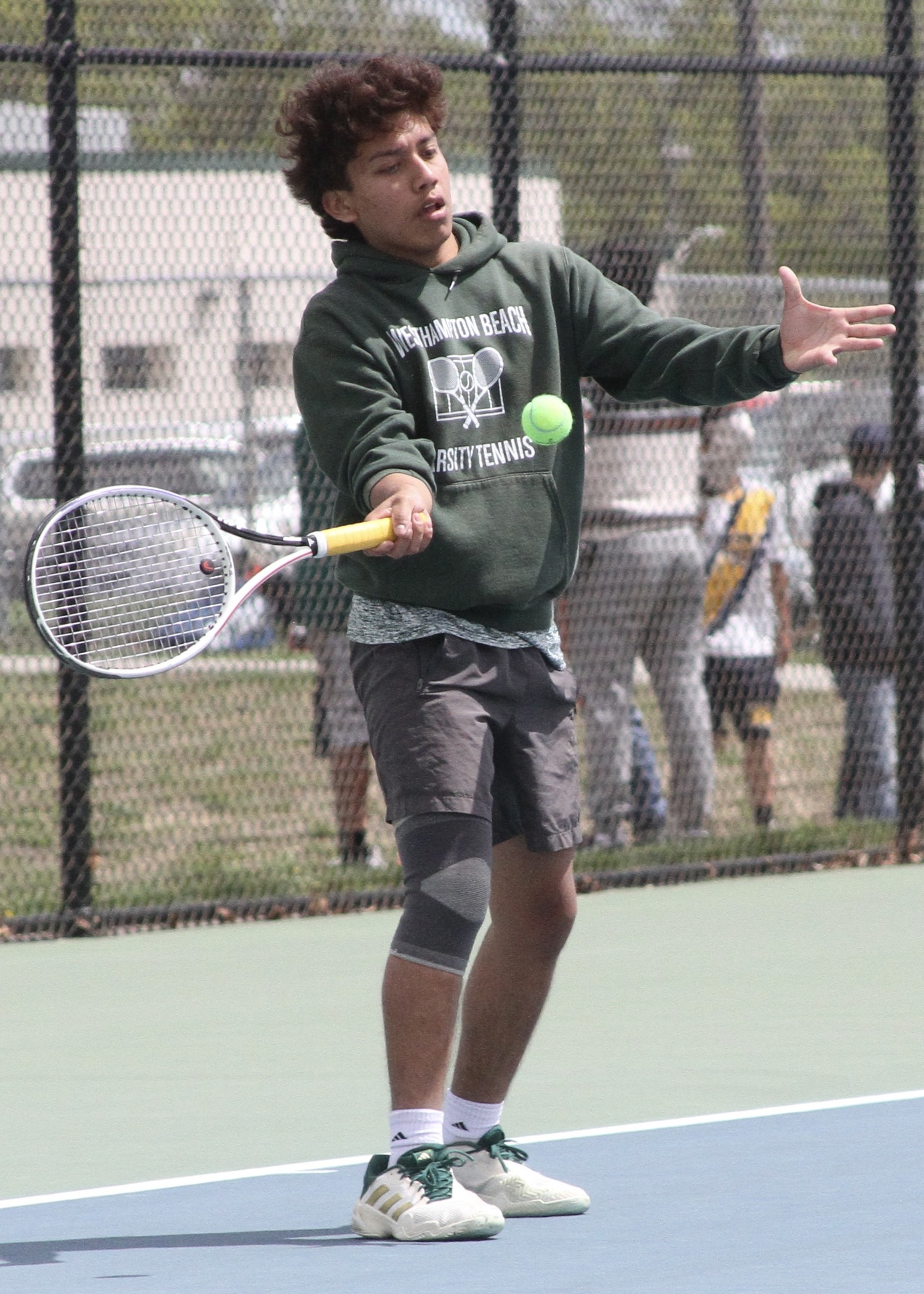 Sophomore Manny Gomez returns a serve. DESIRÉE KEEGAN