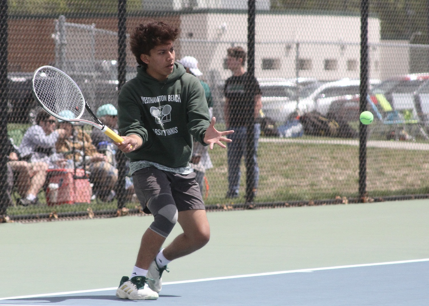 Sophomore Manny Gomez returns a serve. DESIRÉE KEEGAN
