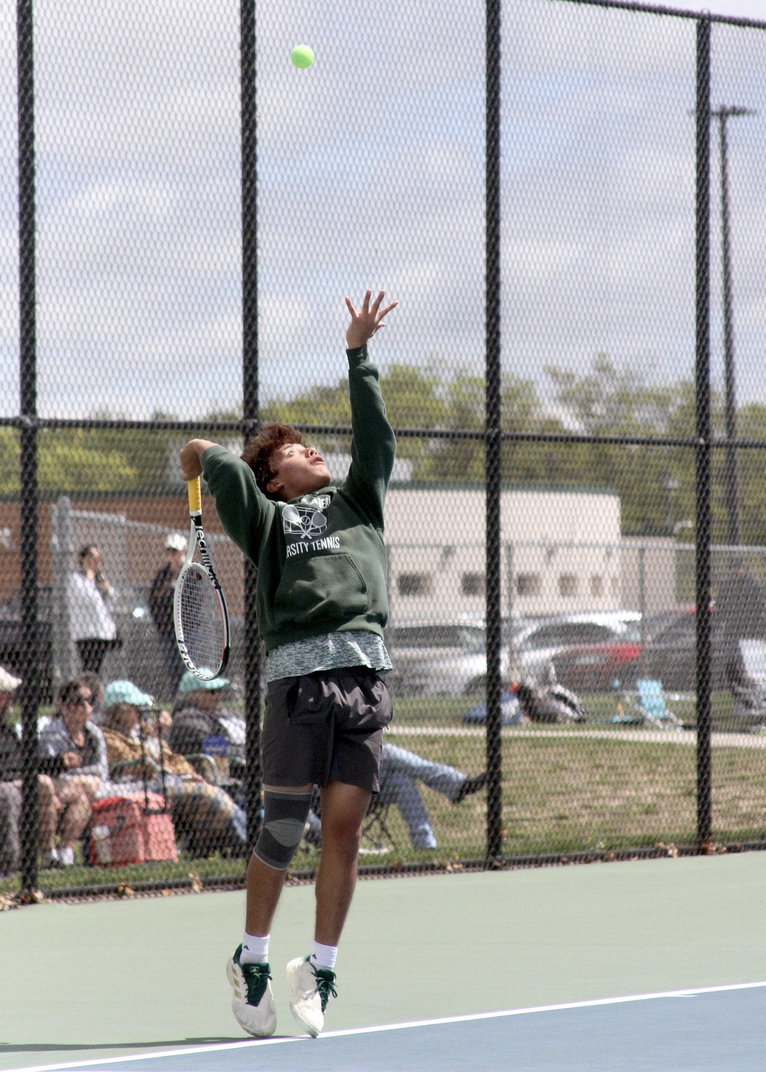 Sophomore Manny Gomez serves. DESIRÉE KEEGAN