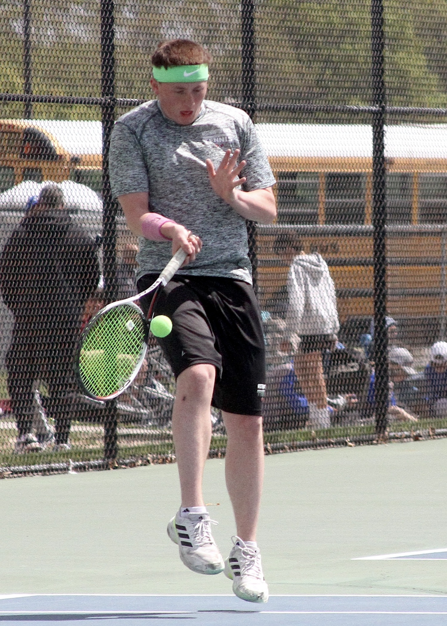 Senior Matt Moran returns a serve. DESIRÉE KEEGAN