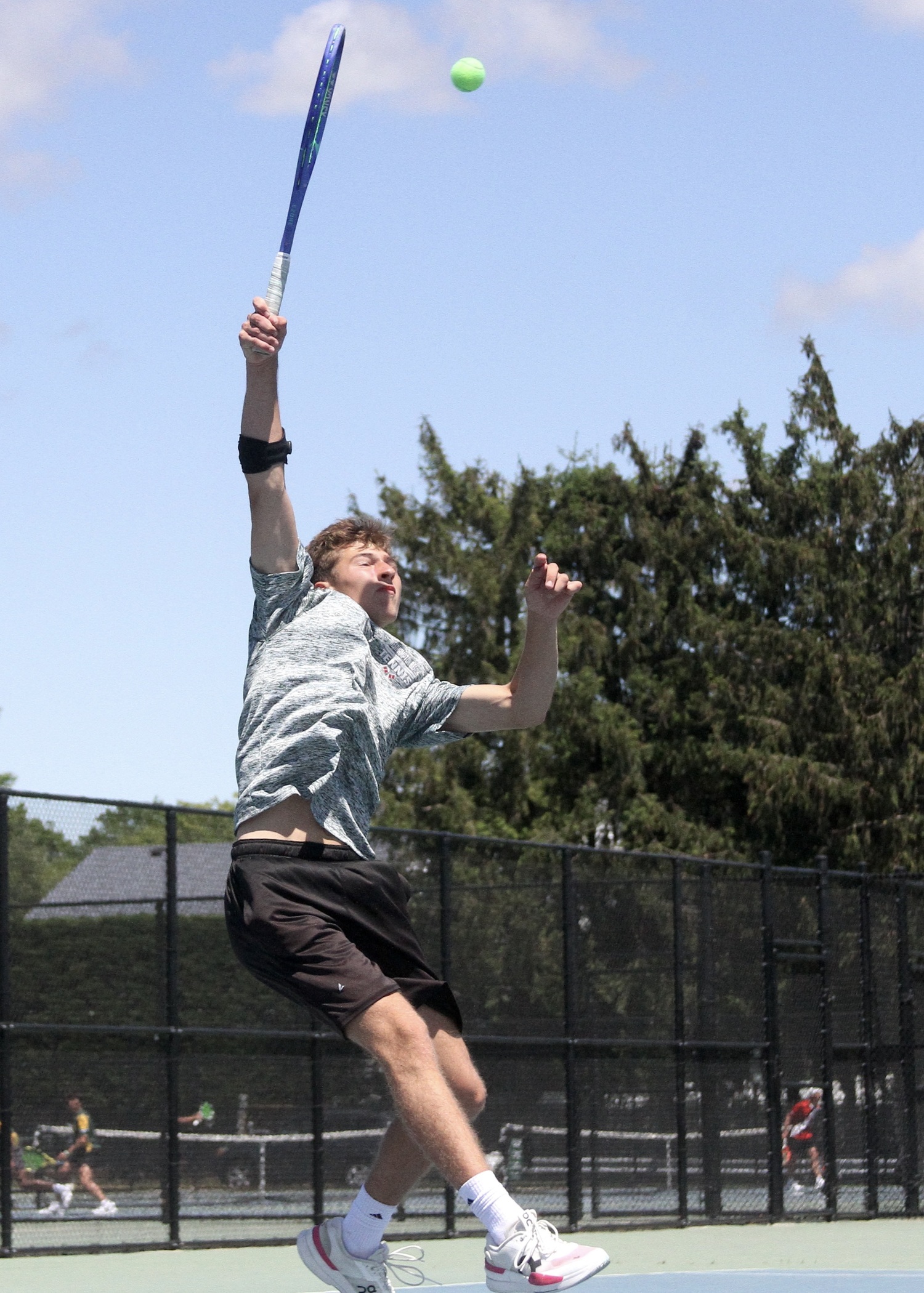 Junior Bryce Groth reaches for a volley. DESIRÉE KEEGAN