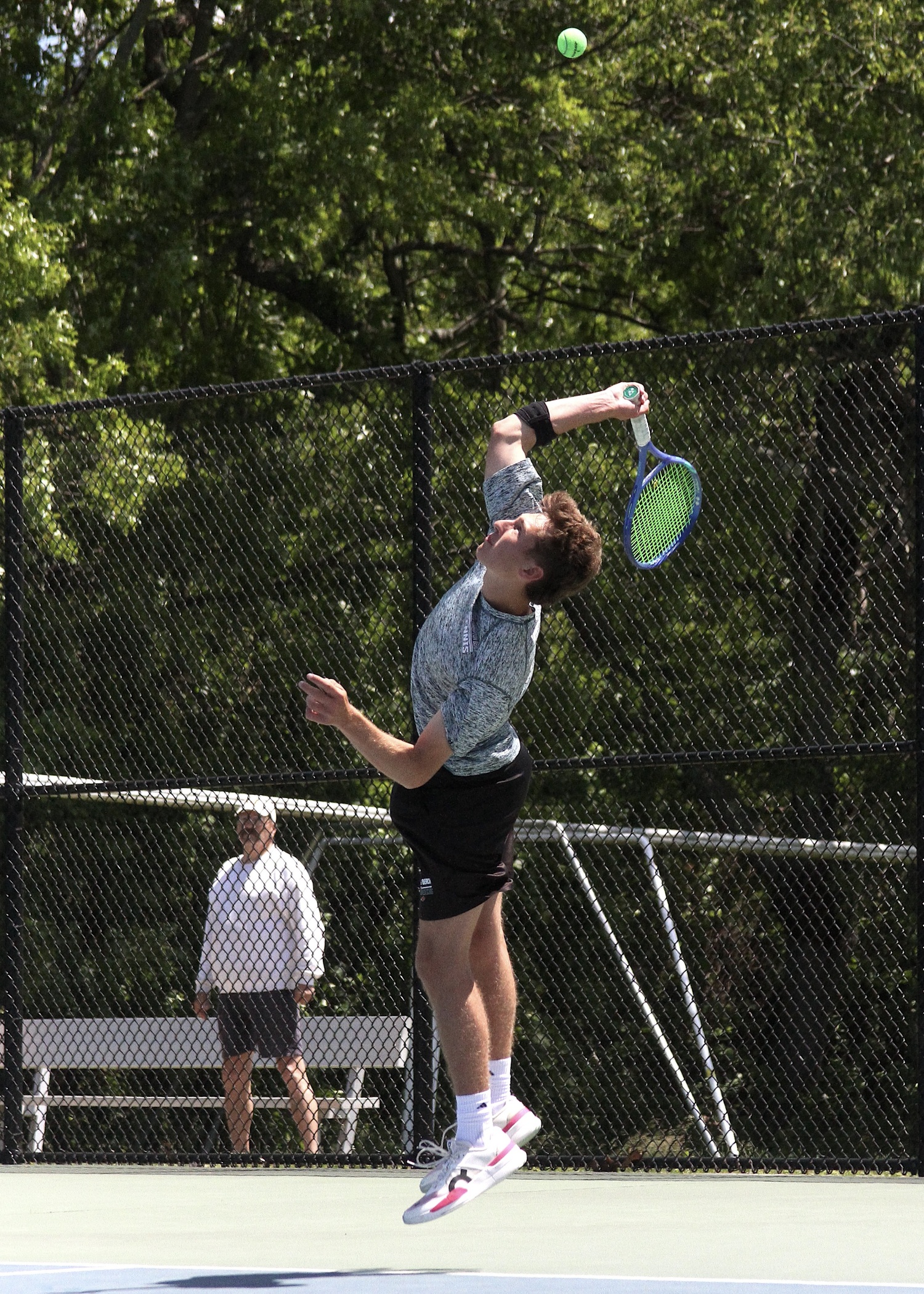 Junior Bryce Groth serves. DESIRÉE KEEGAN