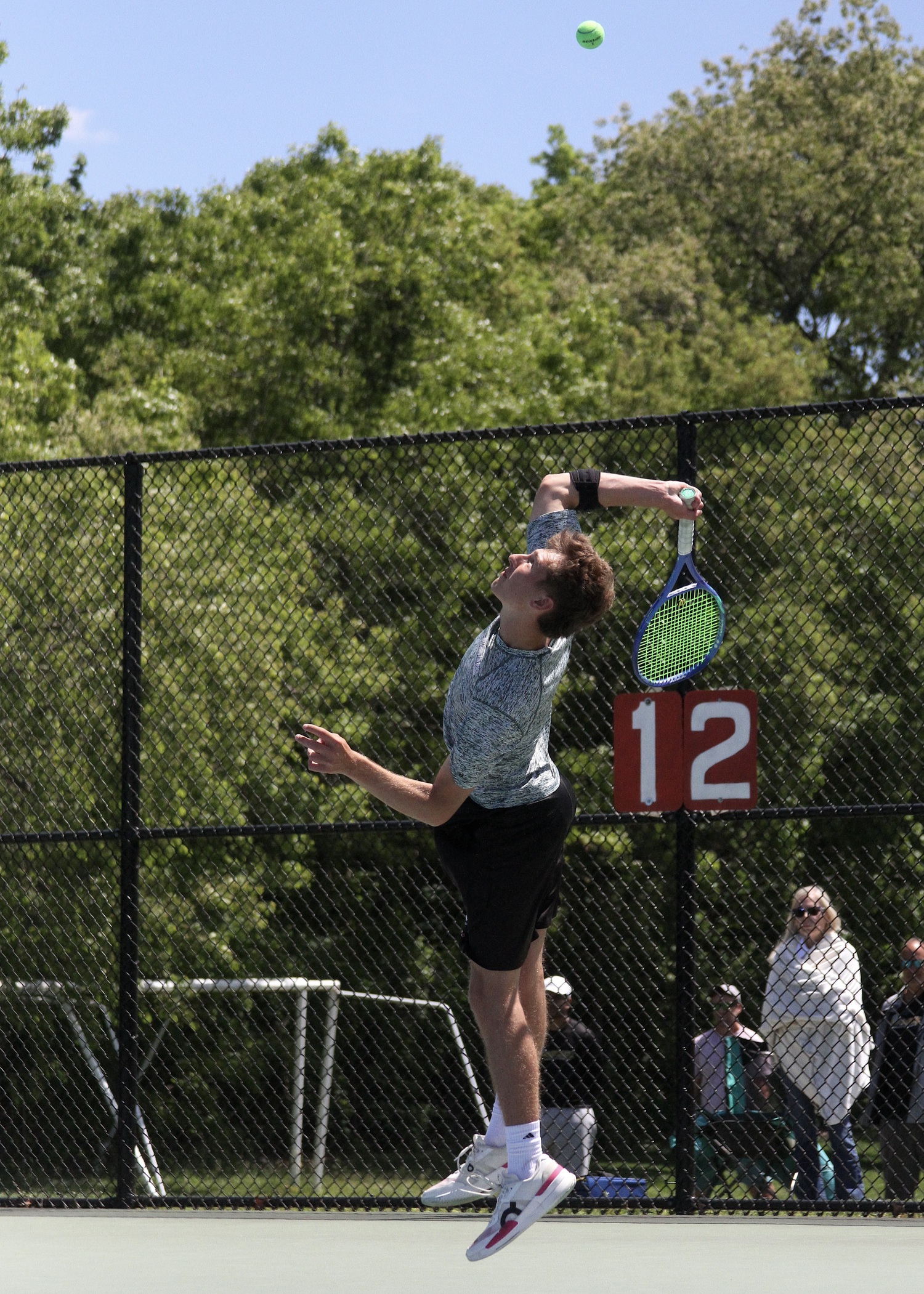 Junior Bryce Groth serves. DESIRÉE KEEGAN