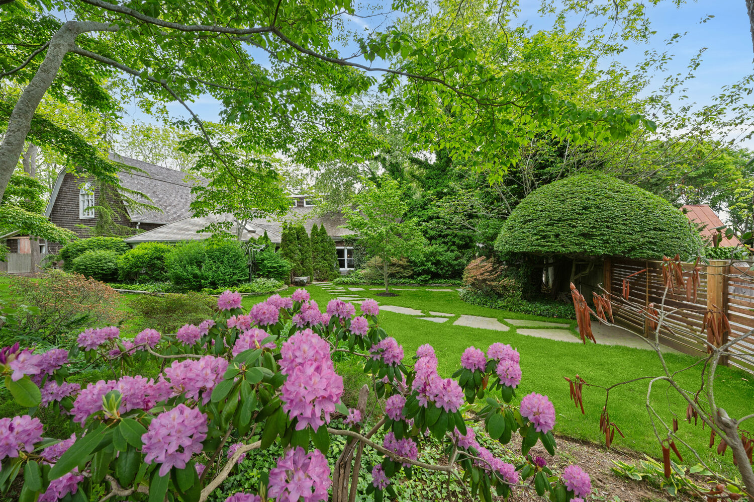 18 Flying Point Rd Southampton. MEDIA HAMPTONS FOR CORCORAN