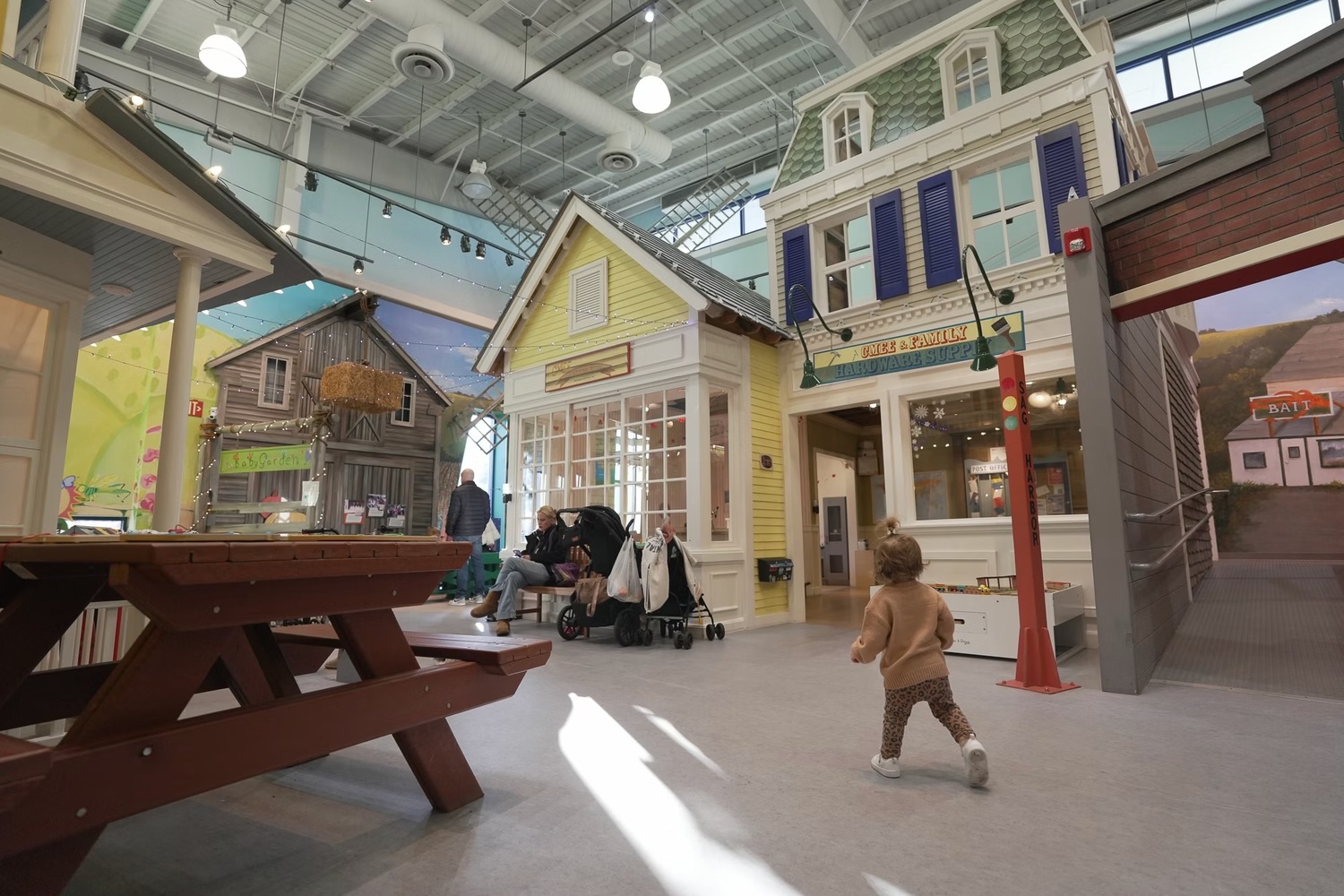 Between the numerous indoor play exhibits to explore, there are open spaces for children to enjoy. Courtesy of CMEE