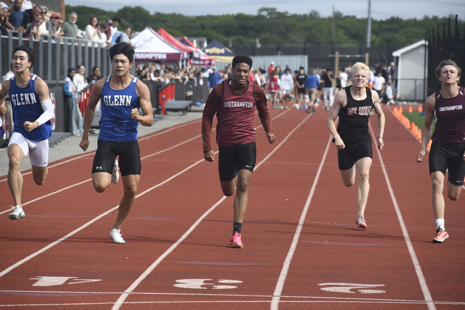 Davon Palmore tries to beat out Elwood-John Glenn senior Davin Li to the finish line.   DREW BUDD
