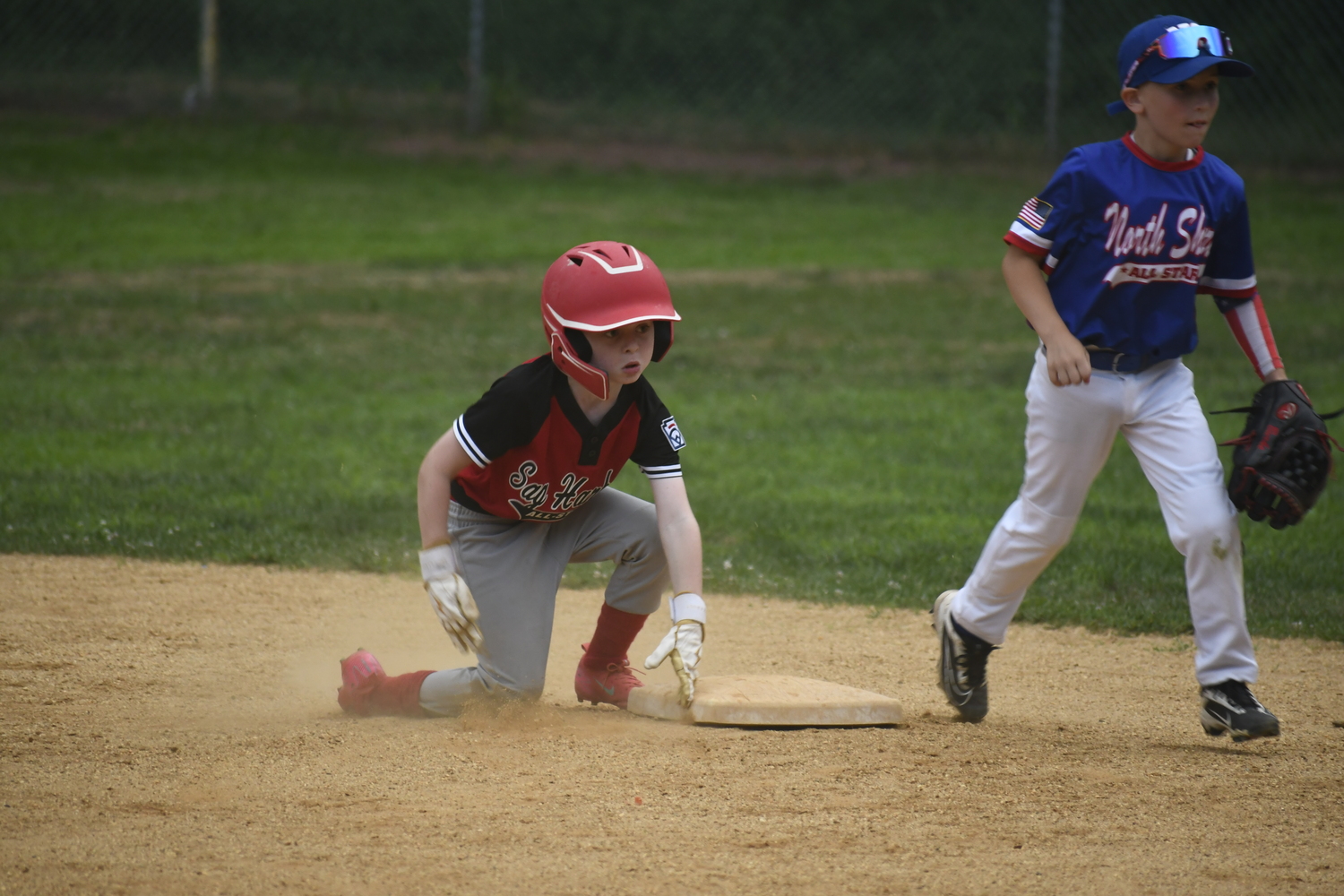 Charlie Sirkin sees an errant throw go into right field and takes off from second base.  DREW BUDD