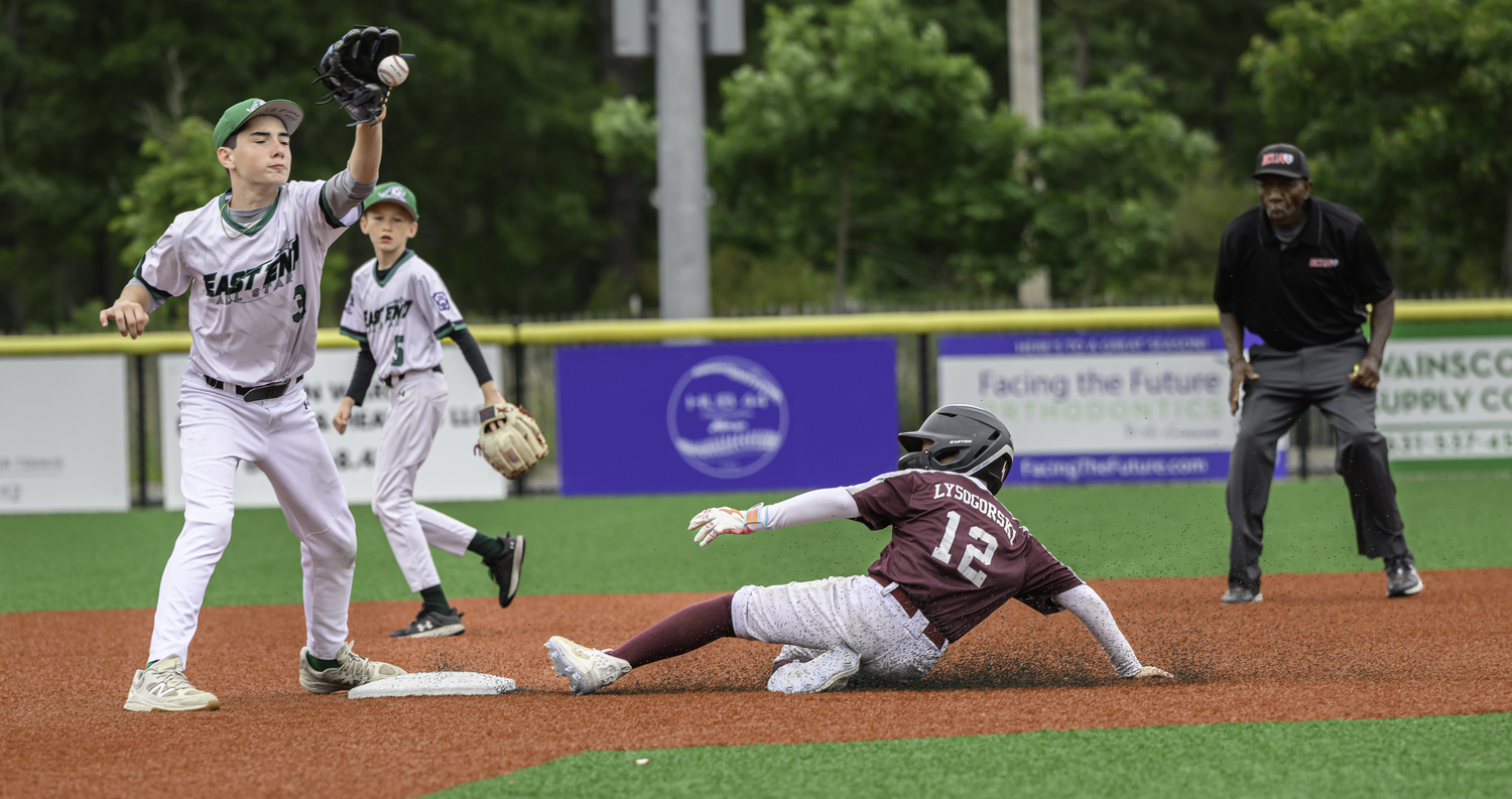 East End's Gabe Dawson catches the ball to try to get Southampton's Nash Lysogorski out at second base.  MARIANNE BARNETT