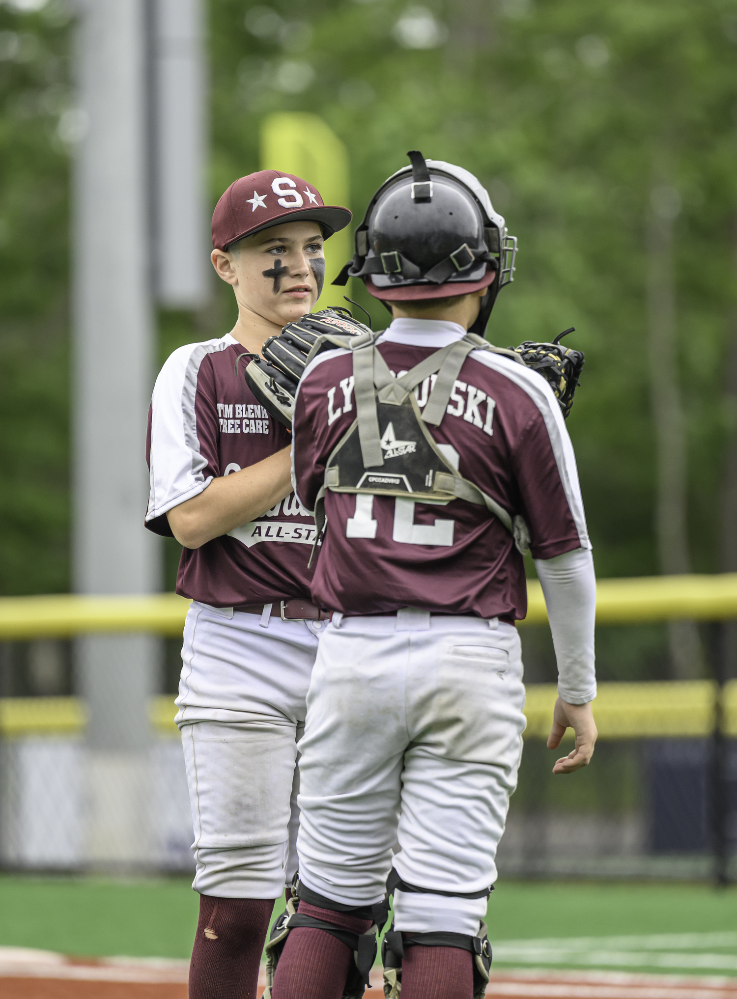 Southampton pitcher Nico Souhrada and catch Nash Lysogorski talk things over.  MARIANNE BARNETT