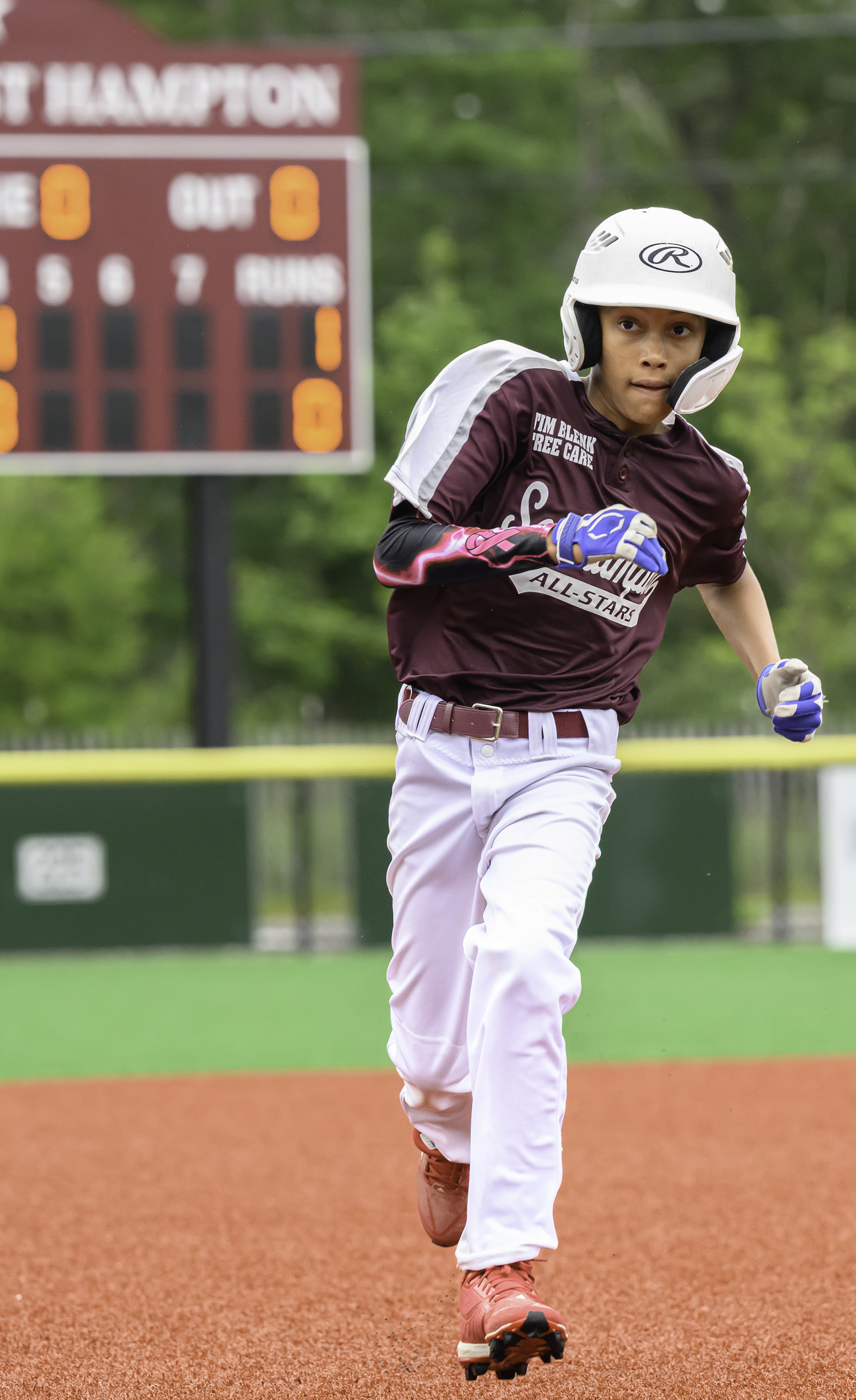 Donovan Lee heads to third base.  MARIANNE BARNETT