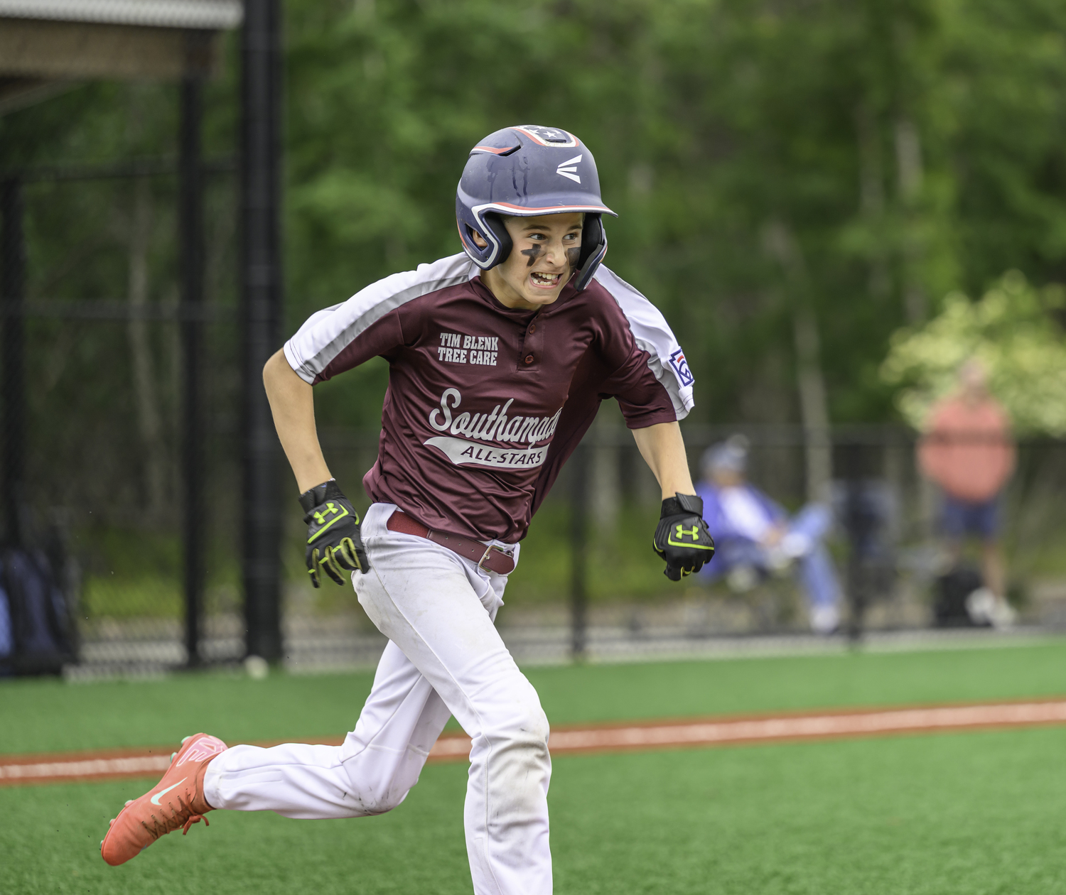 Connor Liebnitzky races to a bag.  MARIANNE BARNETT