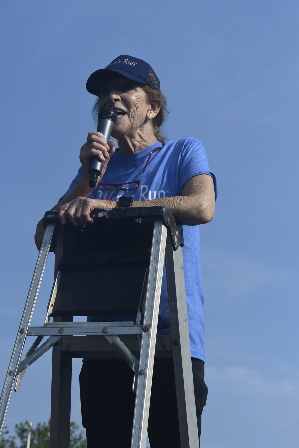 Race organizer Julie Ratner has a few words just prior to the start.  DREW BUDD