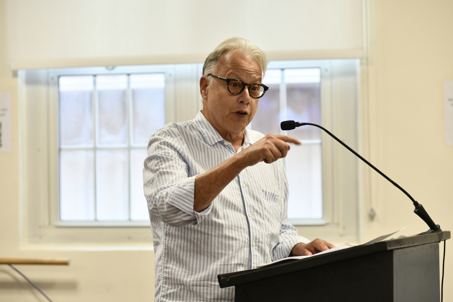 Frank Horowitz speaks at the meeting.  DANA SHAW